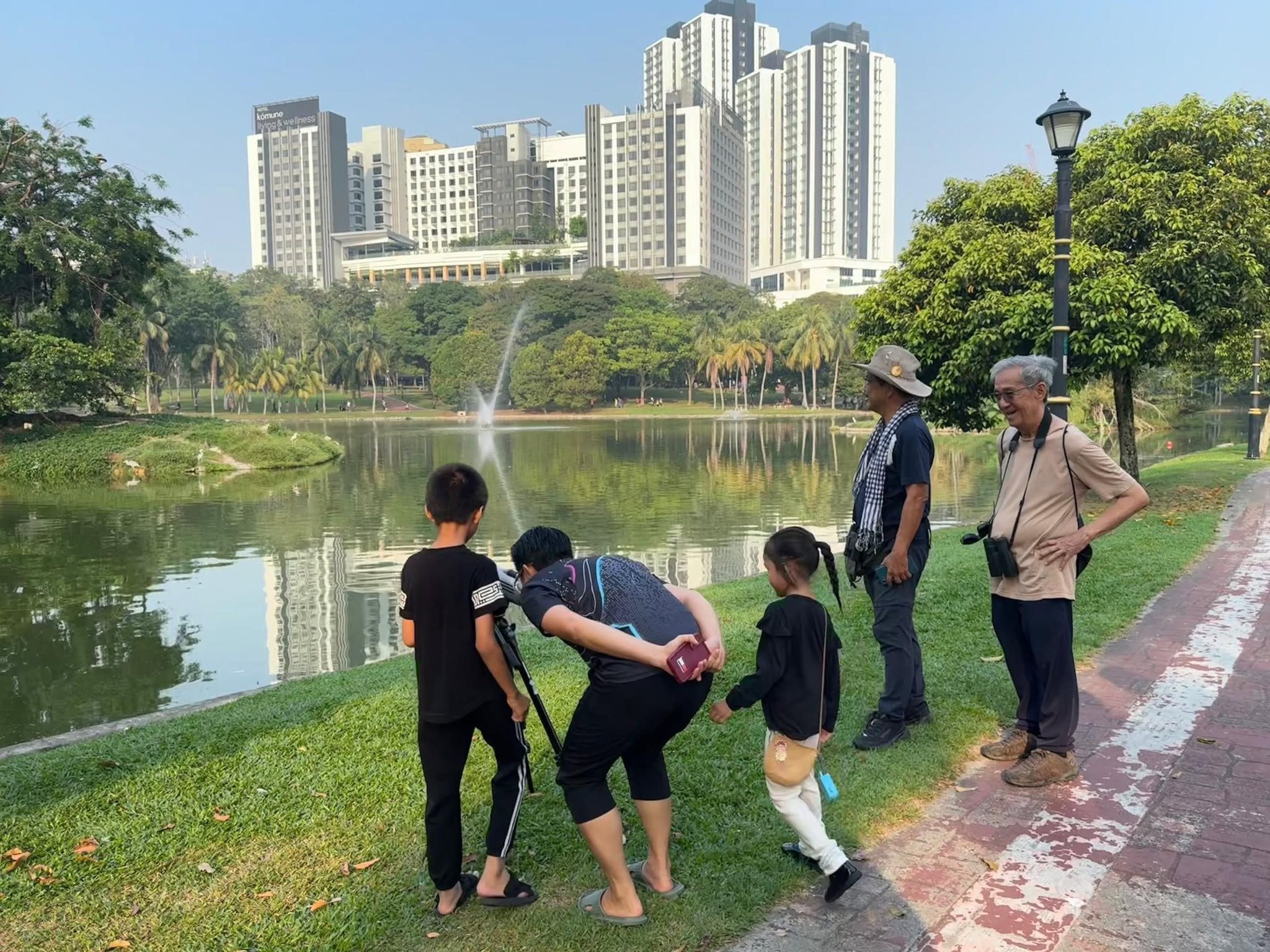  Member of the public using scope to observe birds on the heronry [Photo credits: Tang Tuck Hong] 