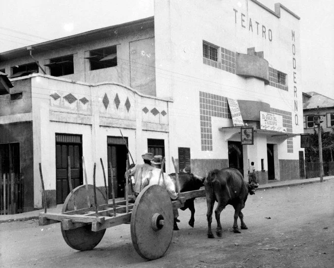  Foto Afuera del Teatro en El Progreso    Archivo Rafael Platero Paz de Aída López de Castillo  