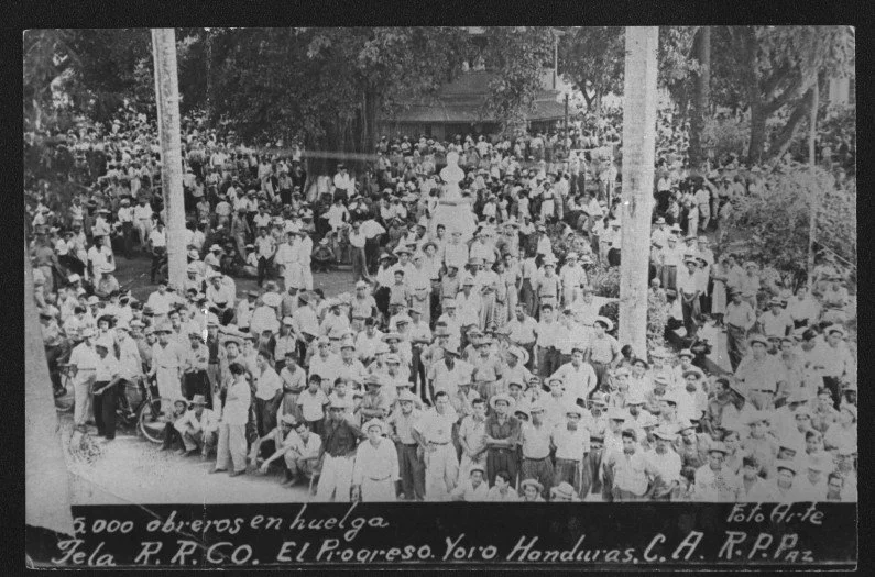  Trabajadores Bananeros Hacen Fila en la Huelga de 1954   Archivo Rafael Platero Paz de Aída López de Castillo  