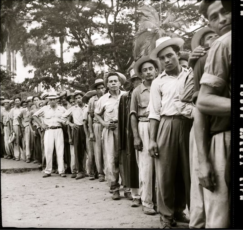  Huelga de los trabajadores bananeros de 1954 en la Costa Norte de Honduras.   Archivo Rafael Platero Paz de Aída López de Castillo  