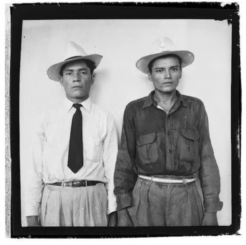  Dos hombres en el estudio de R.F. Paz.     Archivo Rafael Platero Paz de Aída López de Castillo  