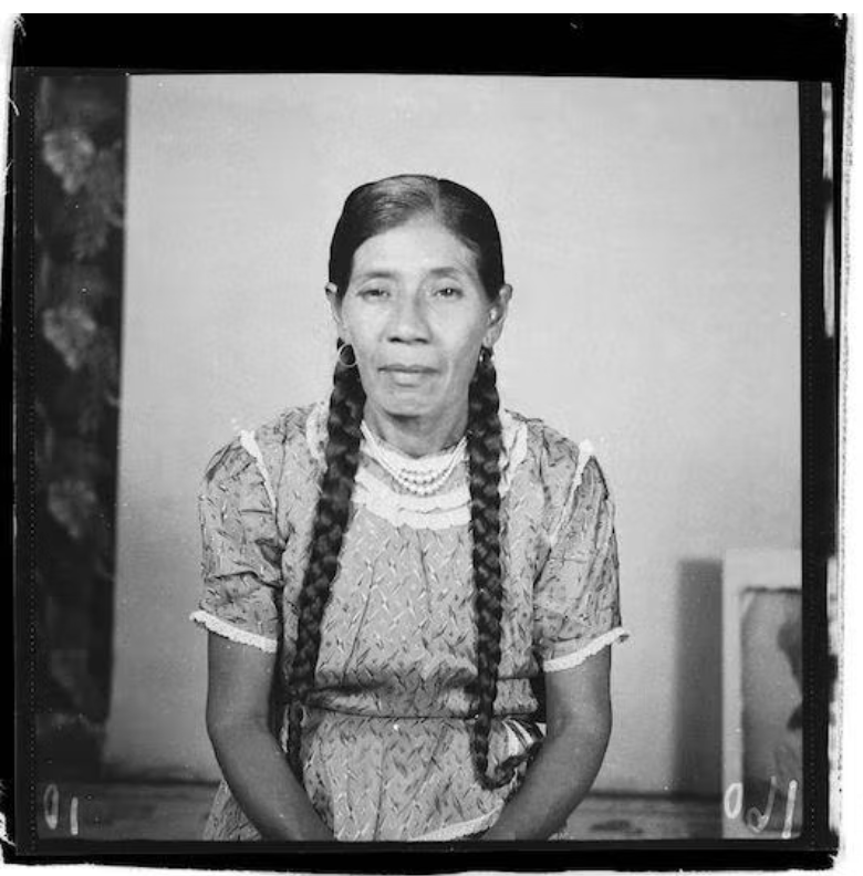  Mujer indígena posando para retrato de identificación   Archivo Rafael Platero Paz de Aída López de Castillo  