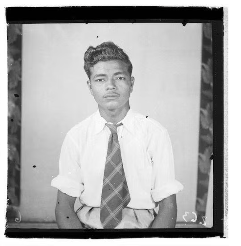  Un joven que trabajaba en las bananeras, con una corbata que reaparece en cientos de los retratos   Archivo Rafael Platero Paz de Aída López de Castillo  