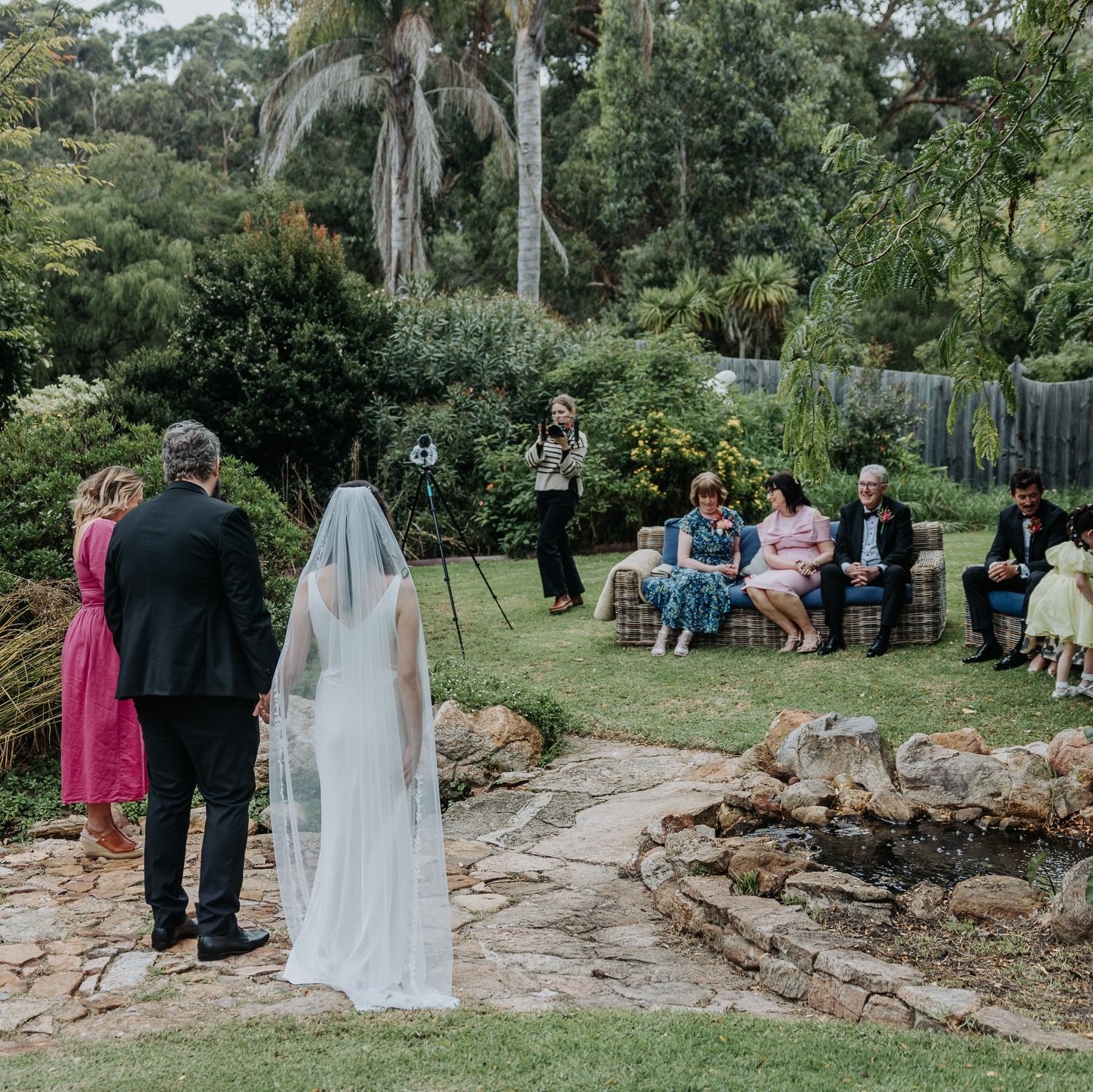 Caught in action 🎥✨

Big thank you to @krysta.guille.photography for snapping these behind-the-scenes moments, love being able to see the magic from the other side of the camera 🤍📸

#photographer #videography #elopement #videographybyemmaswart #be