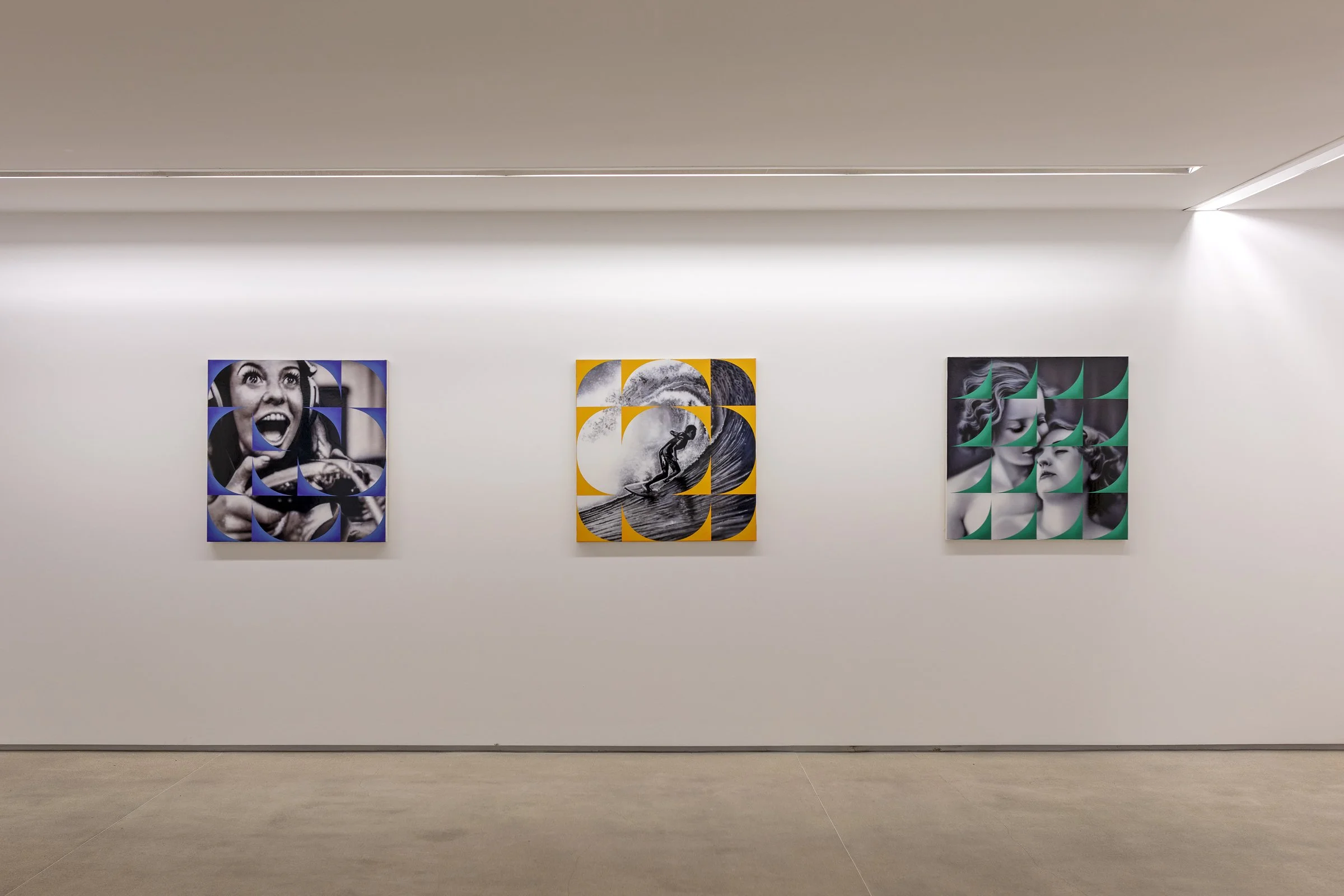 Tres cuadros en una galería de arte, cada uno con imágenes en tonos azules, amarillos y verdes, de estilos diferentes