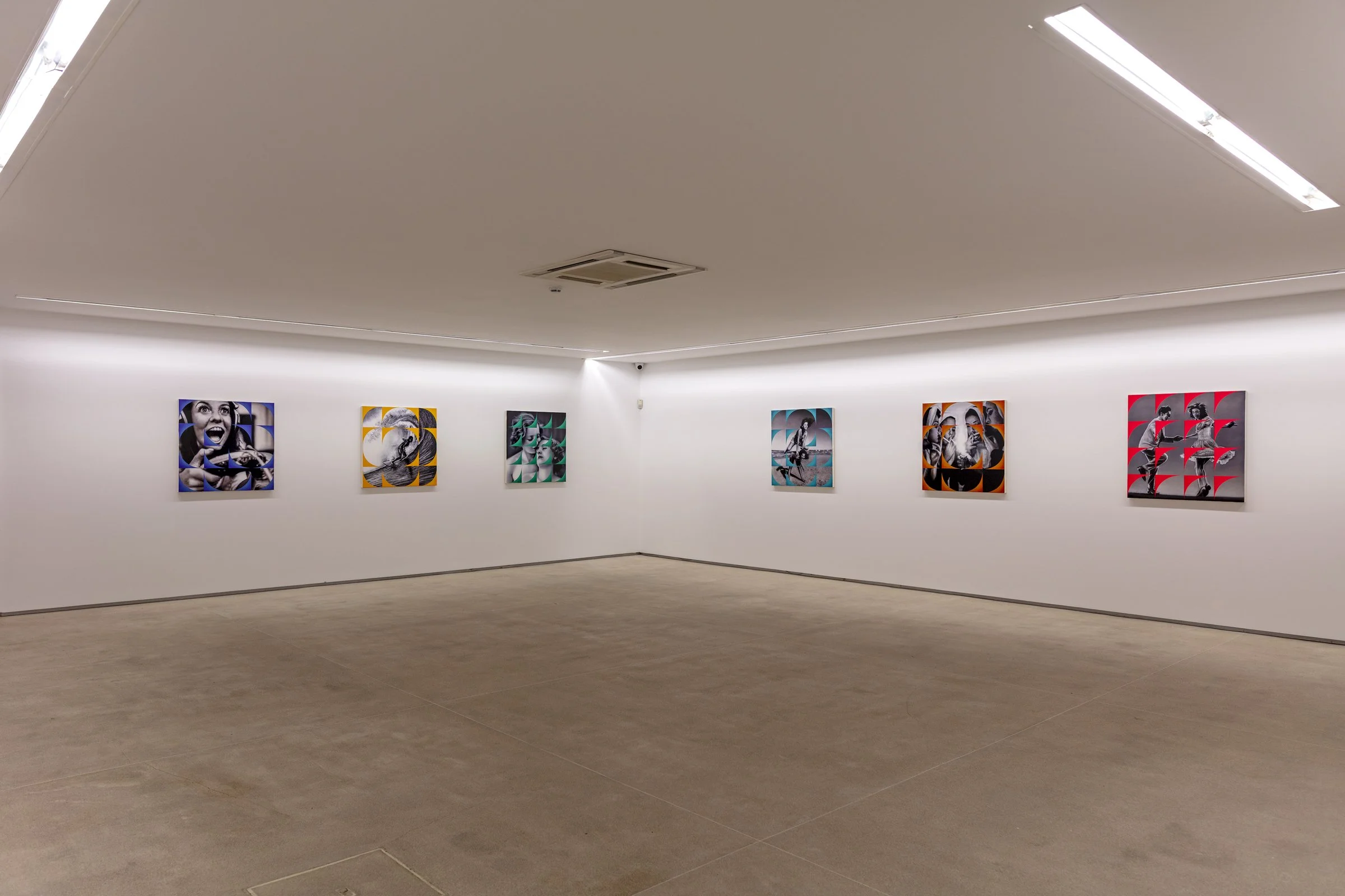 Galería de arte con seis pinturas modernas en las paredes blancas, cada una con diferentes ilustraciones en tonos azules, verdes, naranjas y rojos.