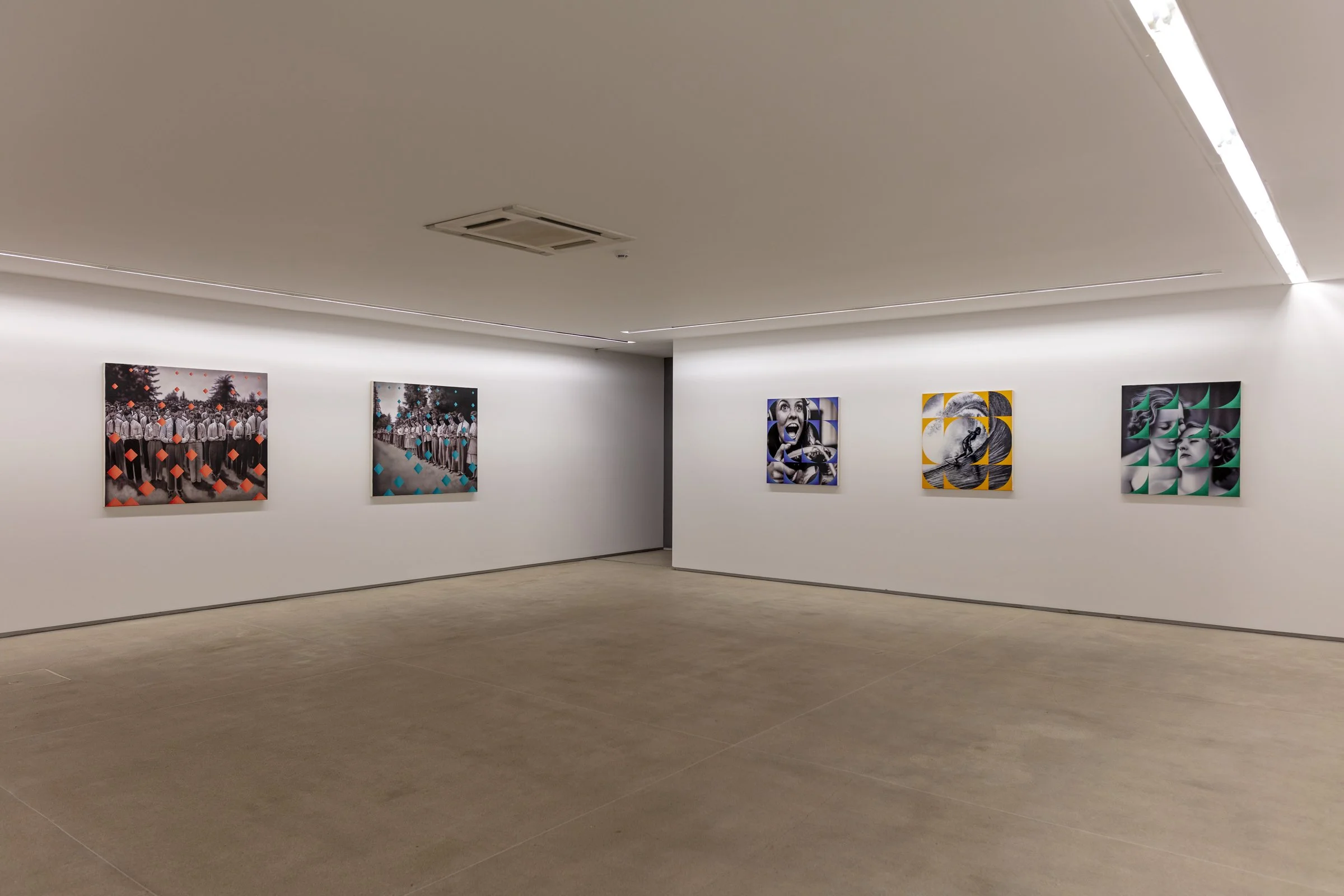 Galería de arte con cinco cuadros en una pared blanca, con iluminación suave y suelo de color beige.