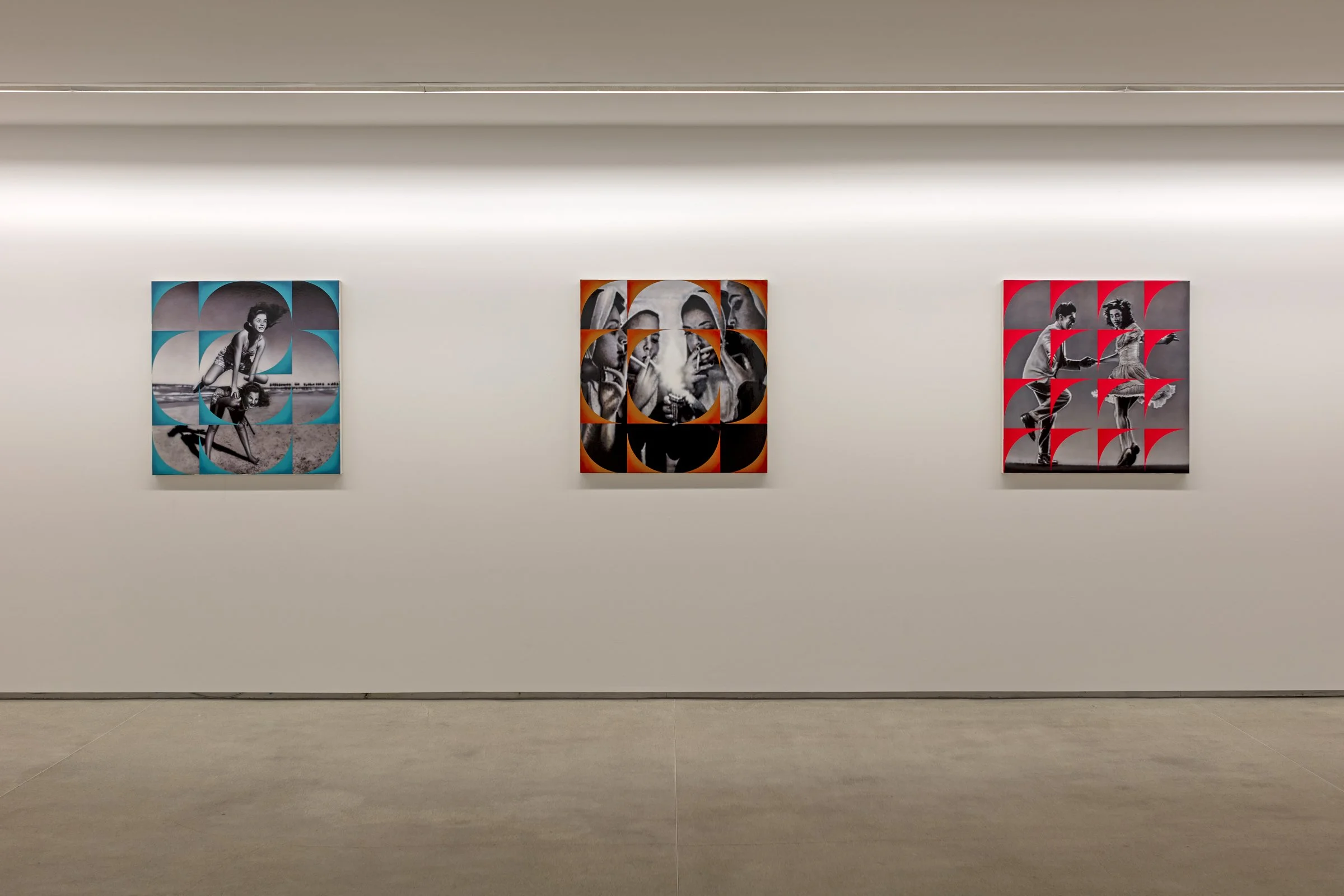 Tres cuadros en una pared blanca en una galería de arte, cada uno con un patrón de círculos y segmentos en diferentes colores y fotografías en blanco y negro en el centro.