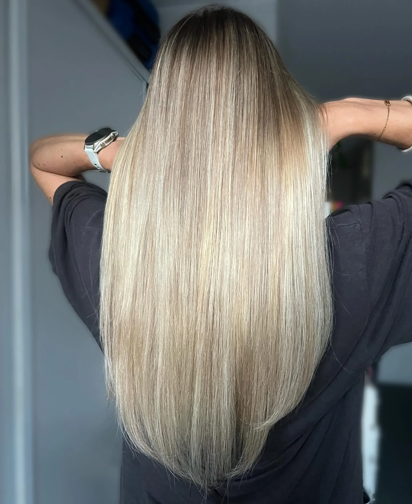 😍 Just a few foils, toner and 1/2 head tape extensions to add slight fullness to this beautiful girls already long mane! ❤️👌
