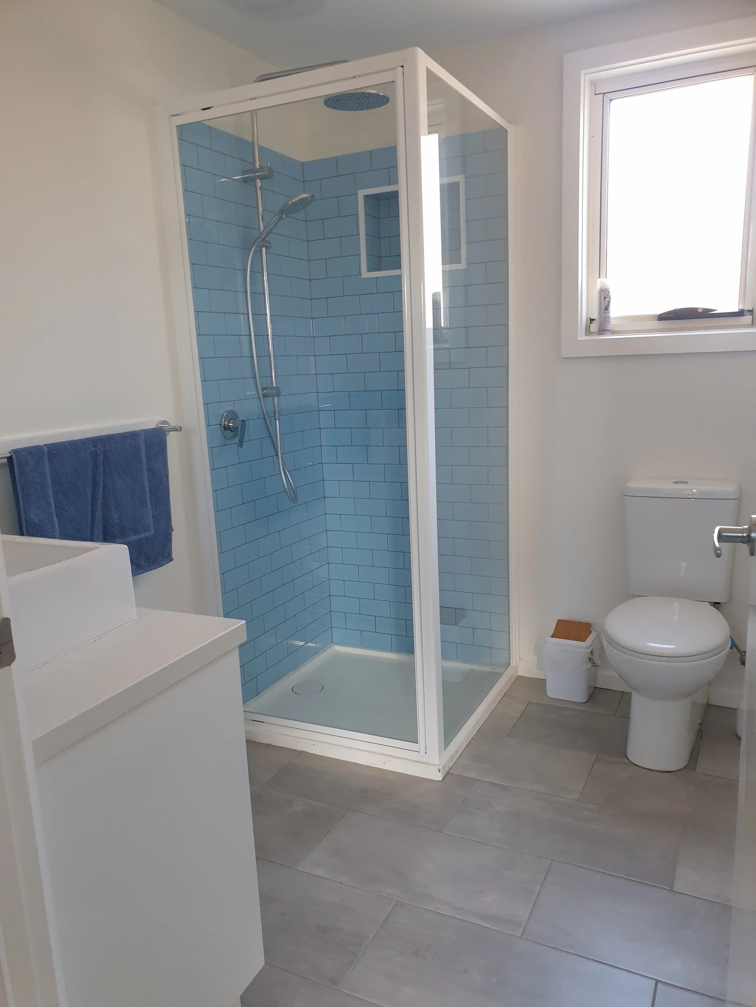 Photo of one of the three bathrooms at Vista Azure 3995
