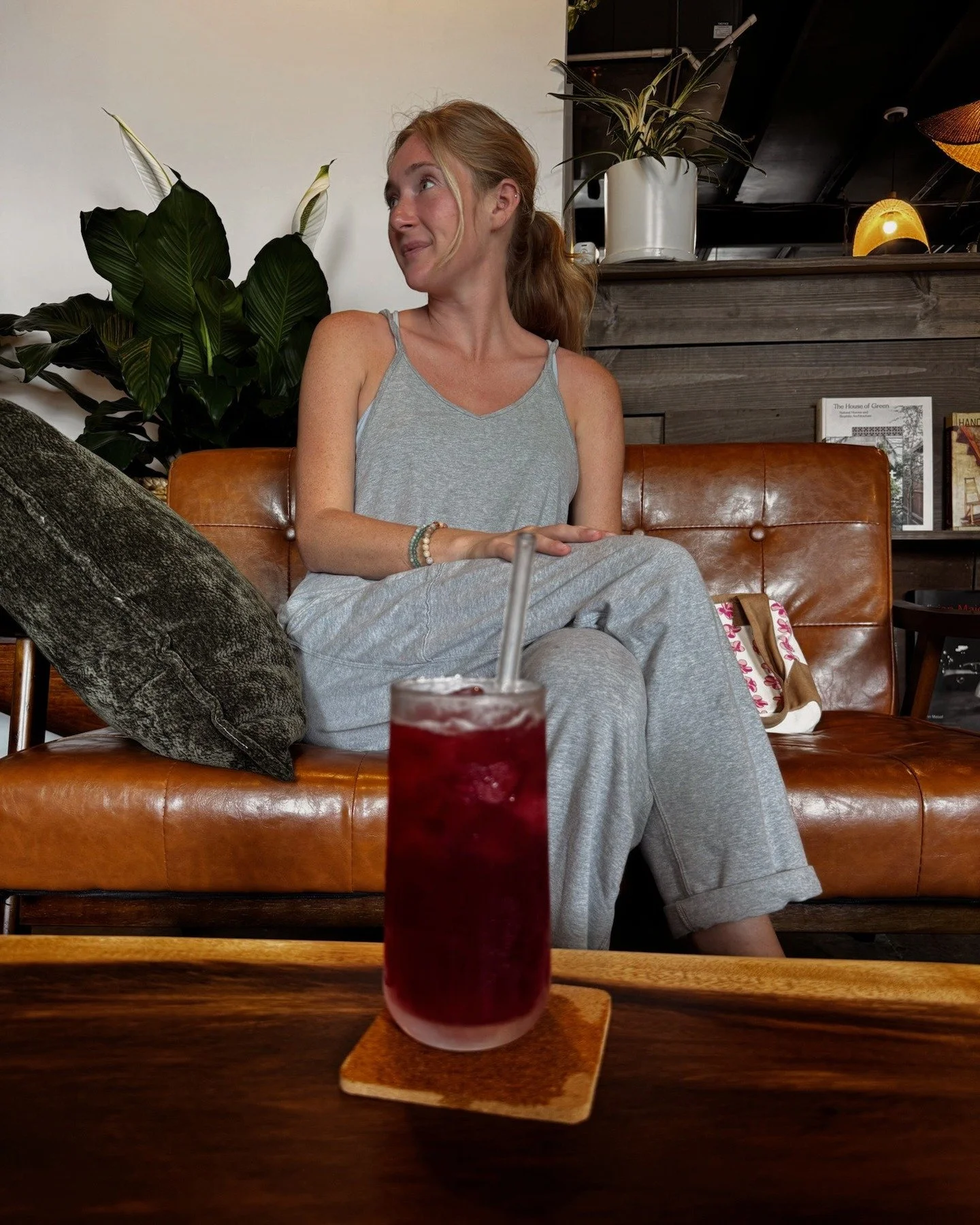 Prenatal visits look like conversation✨

Listening.
Explaining.
Answering questions.
Building trust long before labor begins.

Being a homebirth practitioner is relationship first✨🕊️