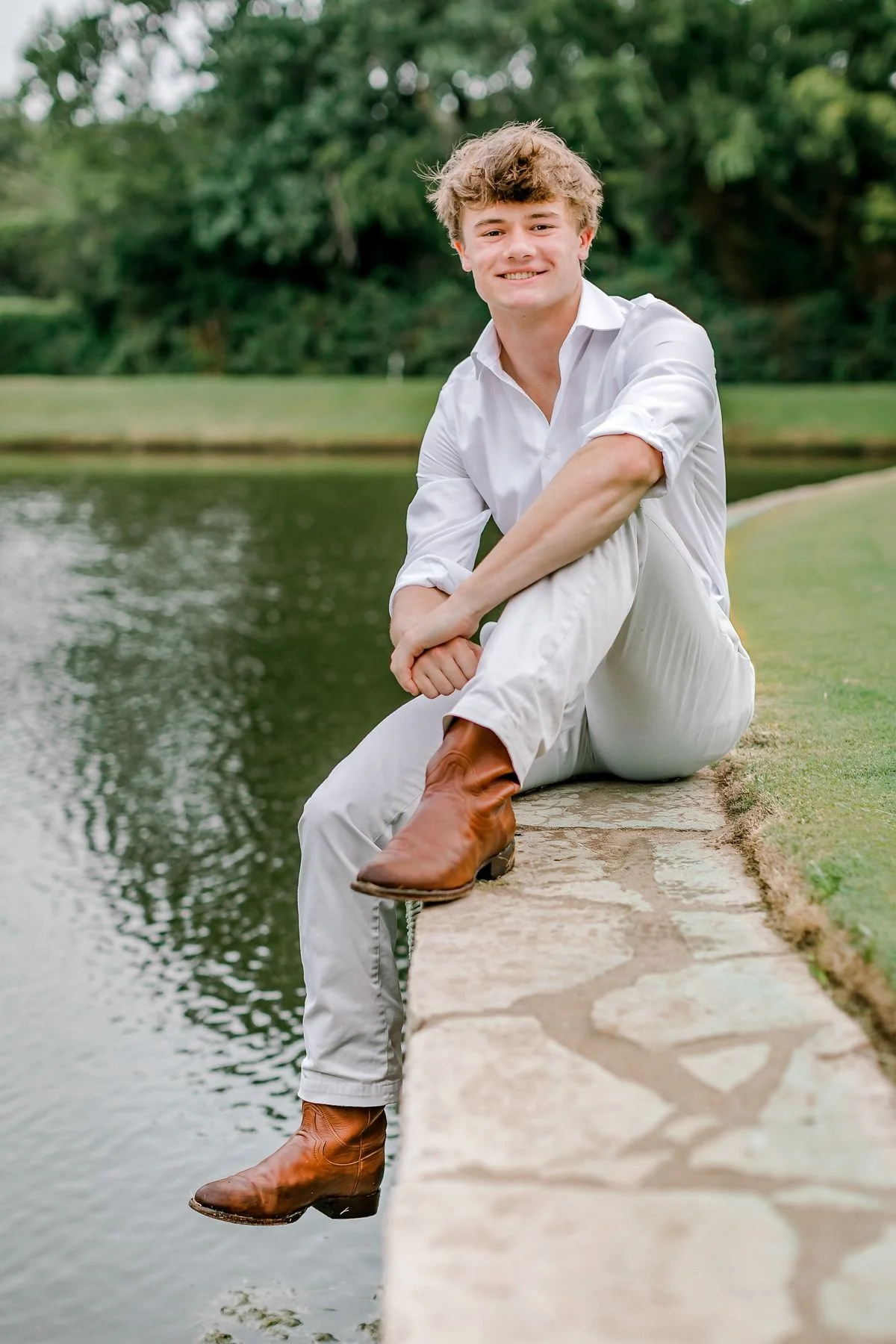 Outdoor Senior portrait session in The Woodlands, Texas.