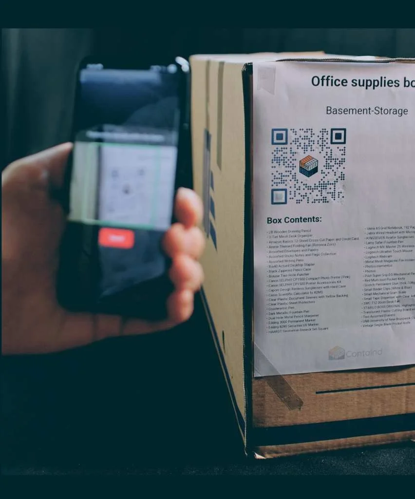 Symbolbild: Ein mit einem Inventargegenstand verknüpfter QR-Code wird mit der Containd-App gescannt, um das Objekt direkt zu öffnen.