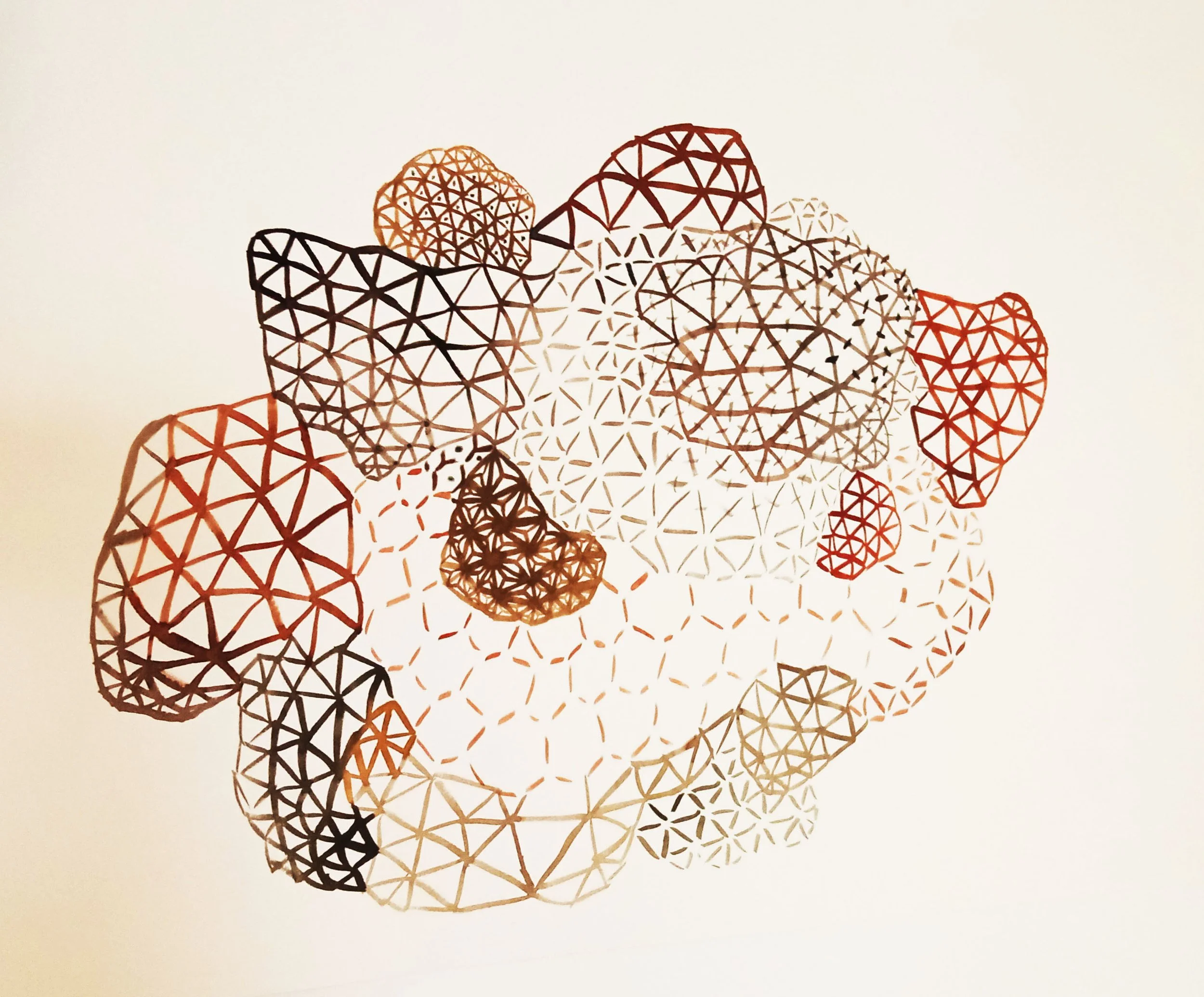 Ilustración de formas geométricas en colores cálidos que representan montañas o colinas sobre un fondo blanco.
