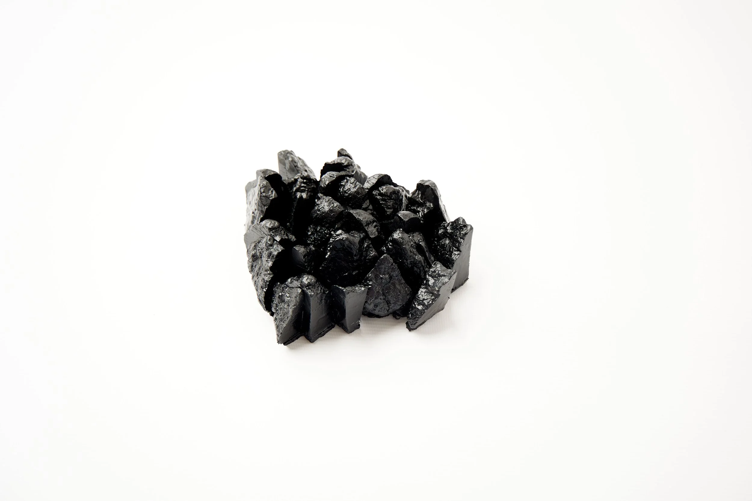 Roca de obsidiana negra sobre fondo blanco.