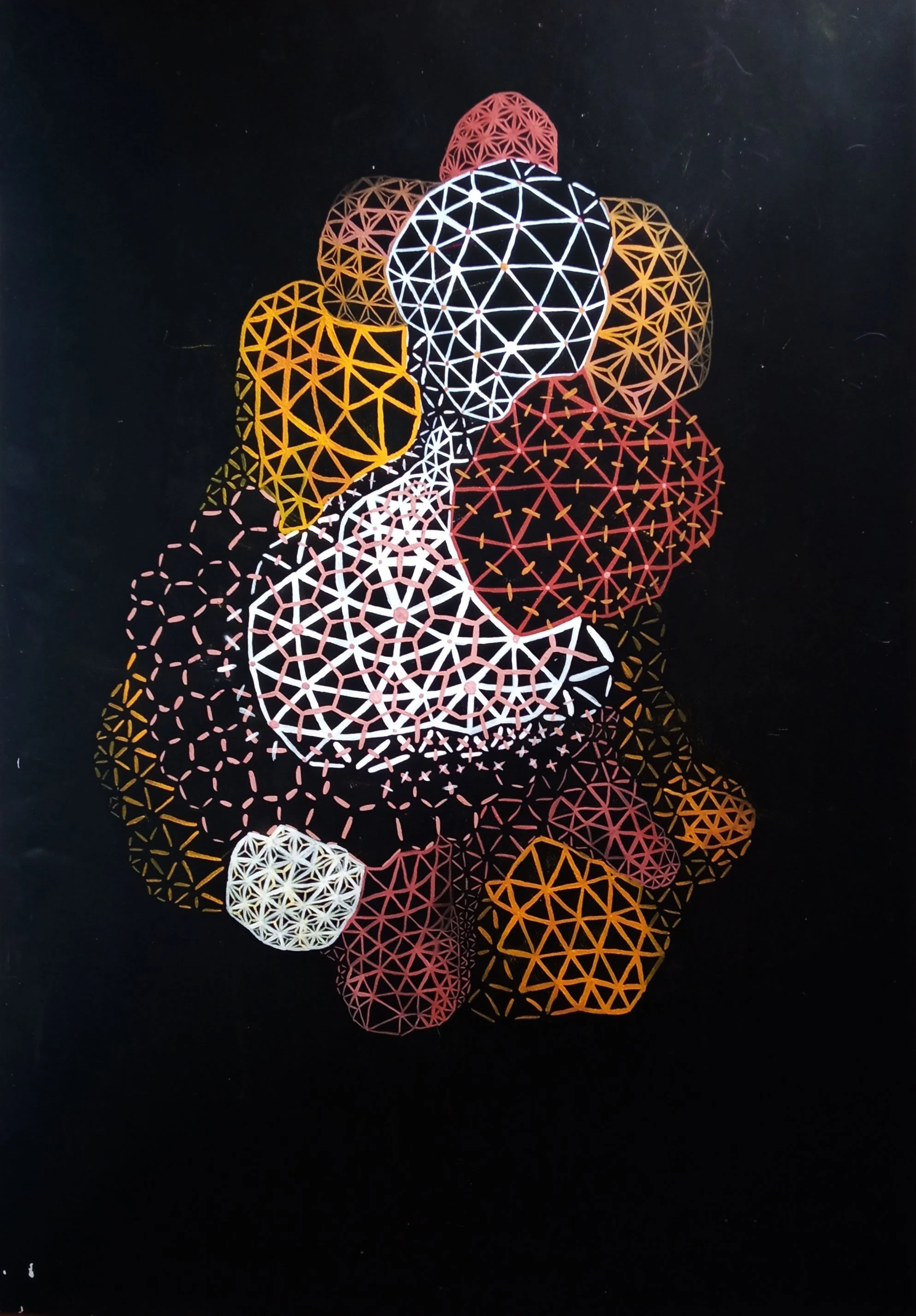 Arte digital de líneas geométricas formando patrones en círculos, en tonos de rojo, naranja, rosa y blanco en un fondo negro.