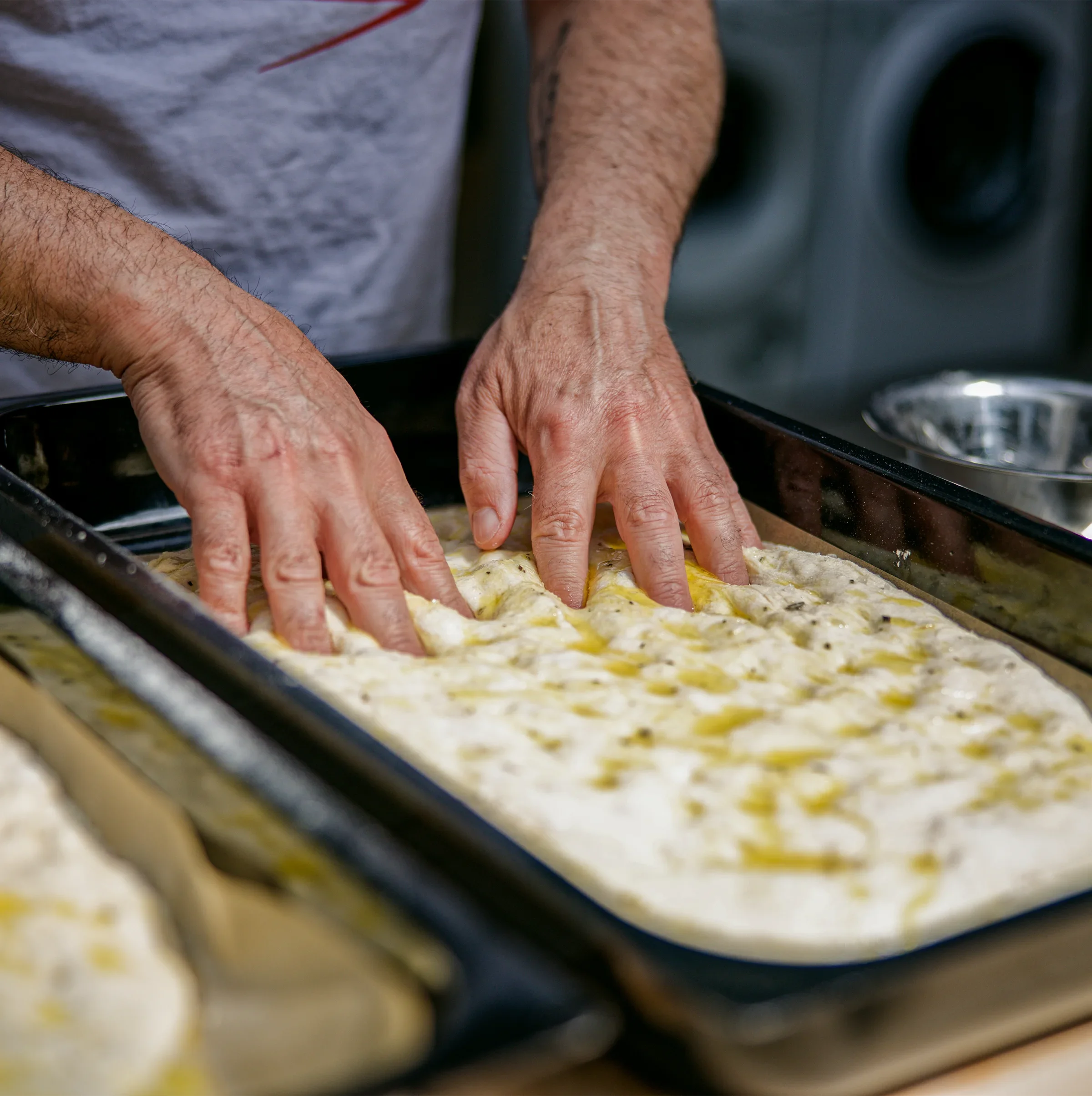 fertig gebackene Focaccia auf gelben Kreis
