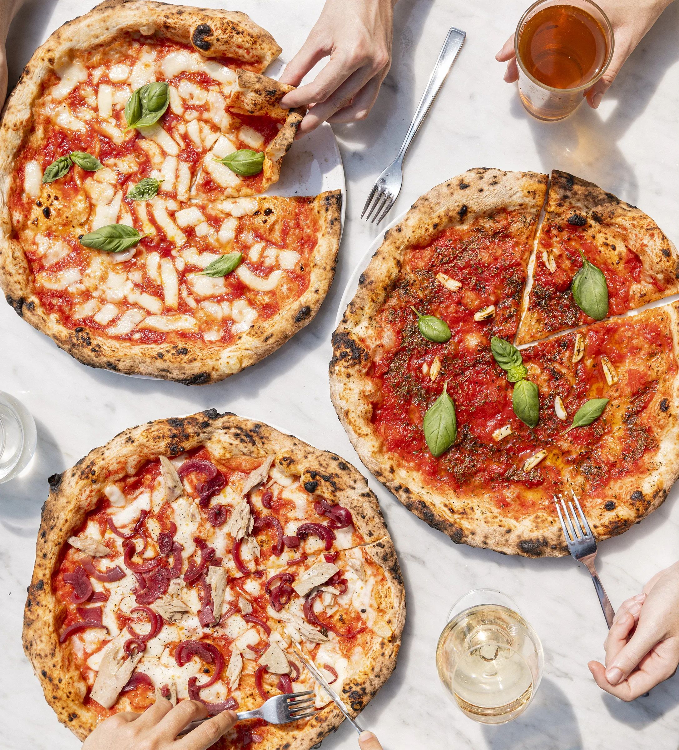 fertig gebackene Pizza mit Sauce auf blauem Kreis