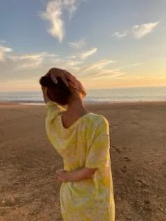Femme faisant du yoga sur la plage des Sables d'Olonne
