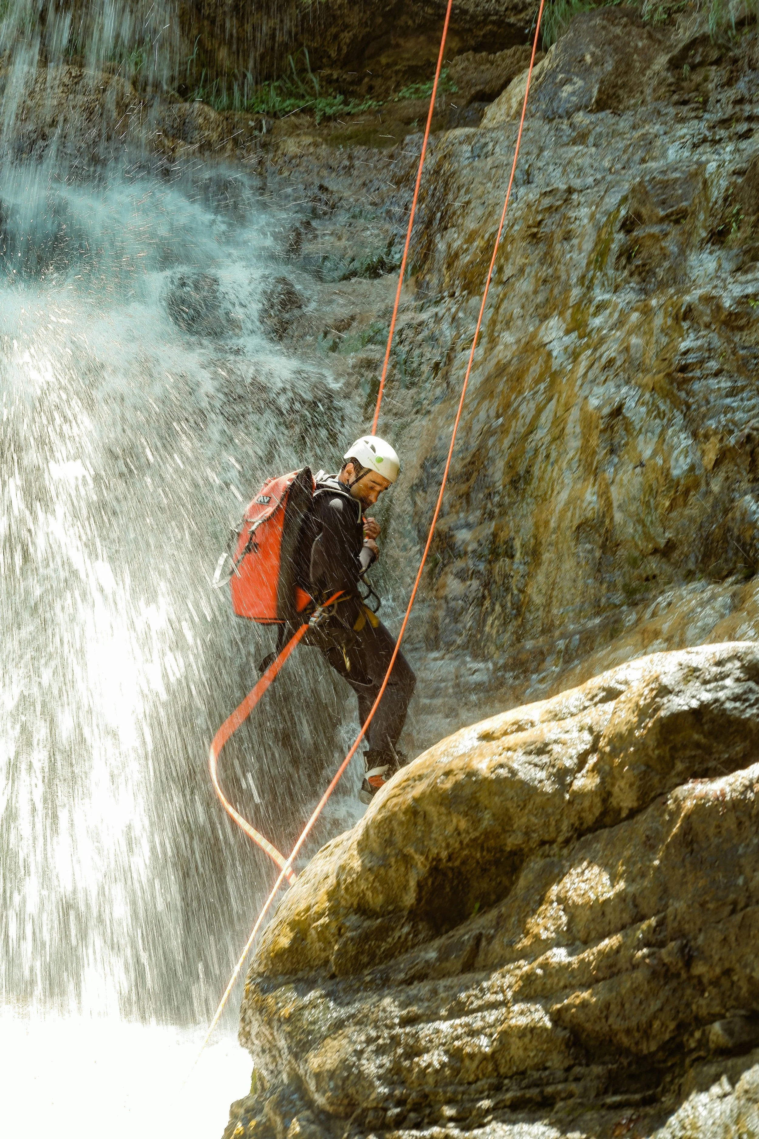 Personne dans un canyon avec cascade