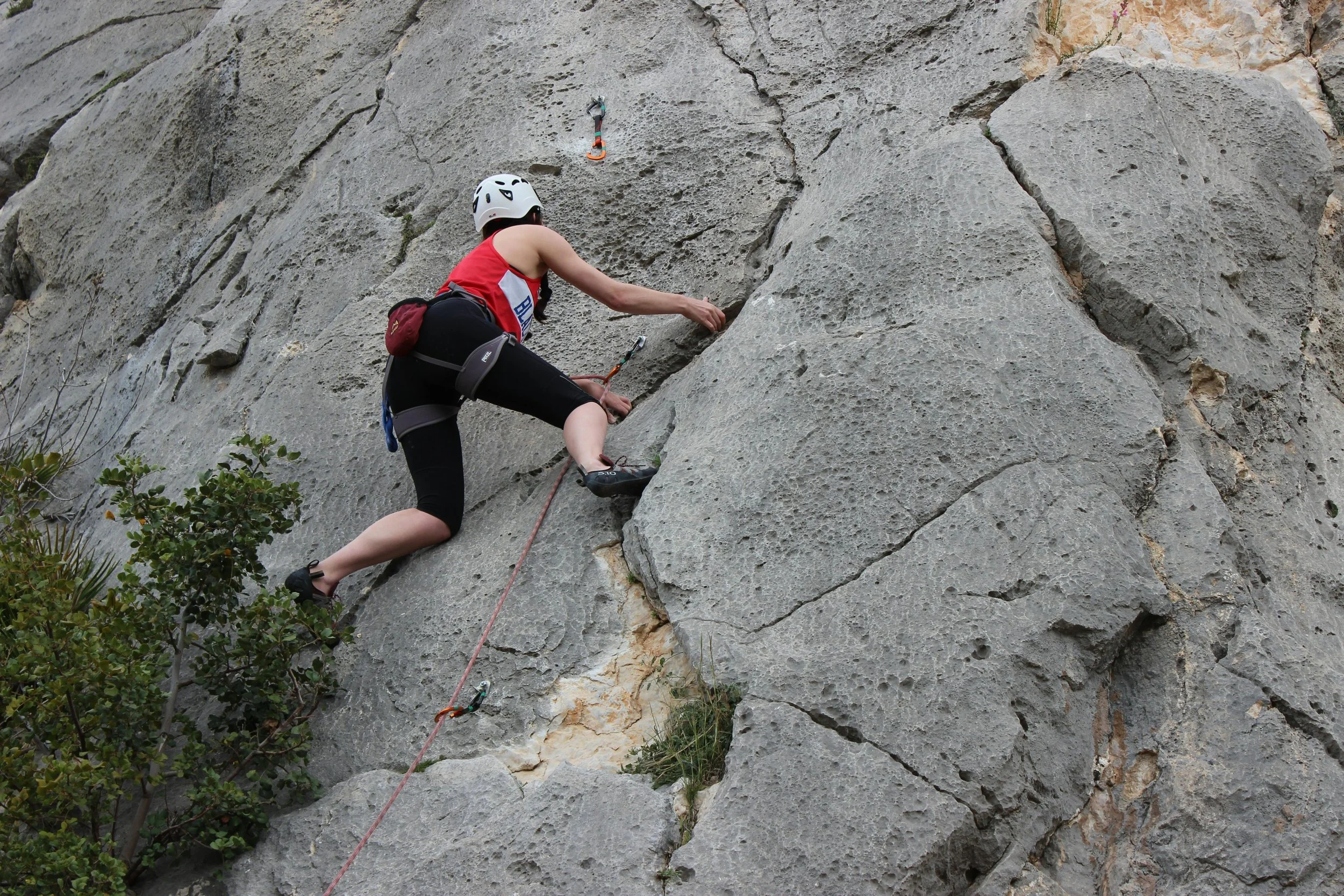 Personne en initiation à l'escalade dans les Gorges du Tarn Aveyron Lozère