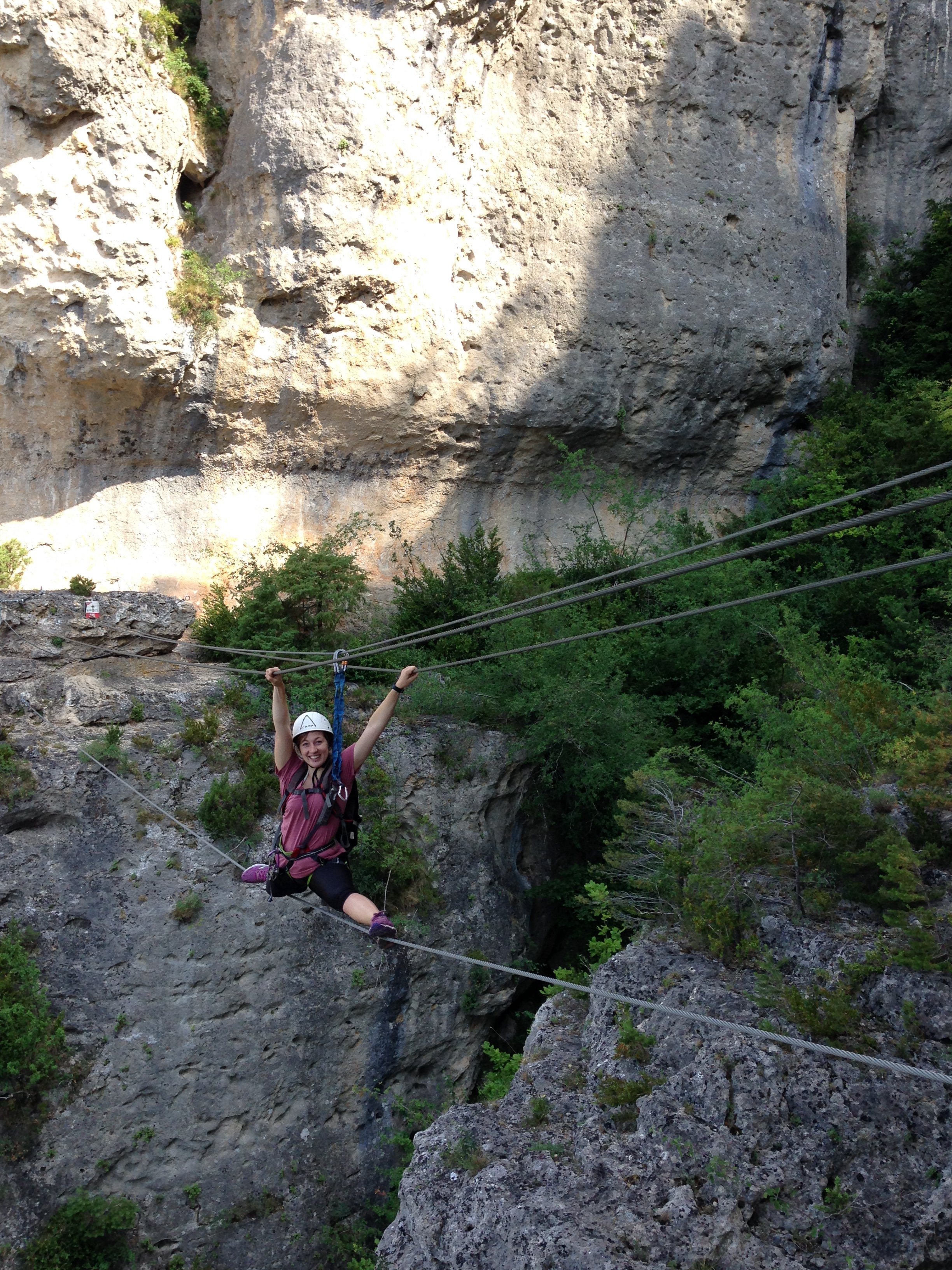 Femme sur Via Ferratta dans les Gorges du Tarn