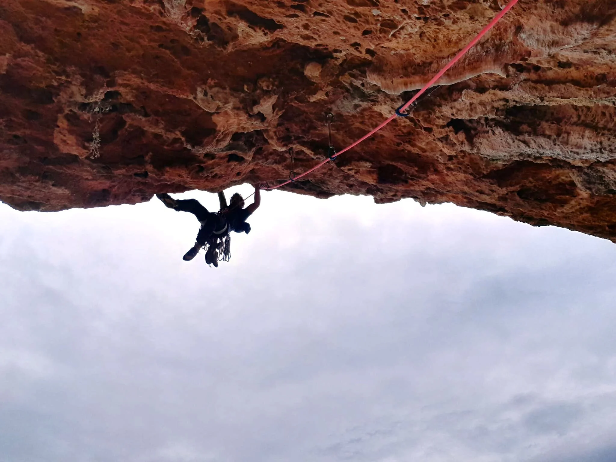Grimpeur sur corde avec vue sur ciel