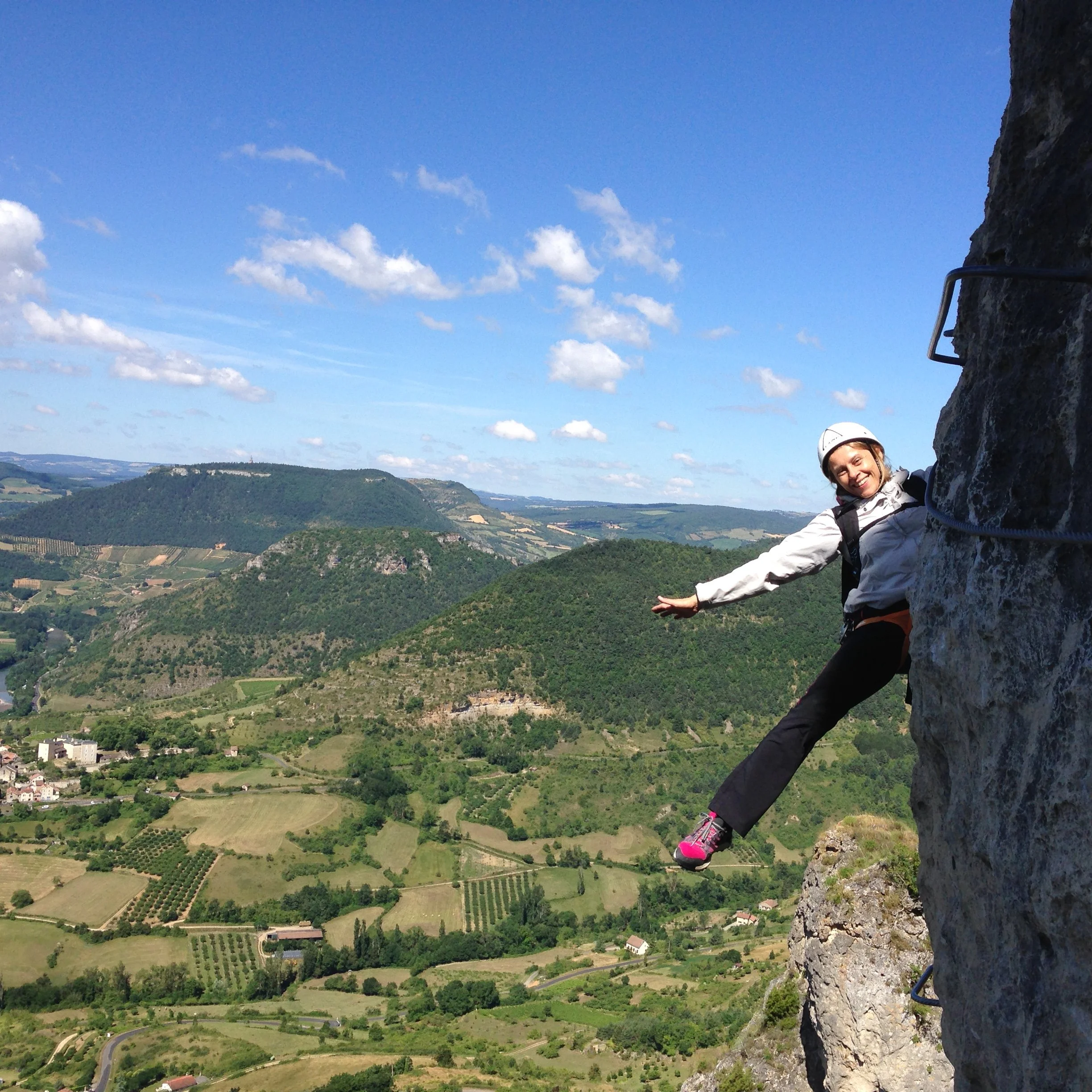 Femme en ascension de Via Ferratta dans les Gorges du Tarn Aveyron Lozère