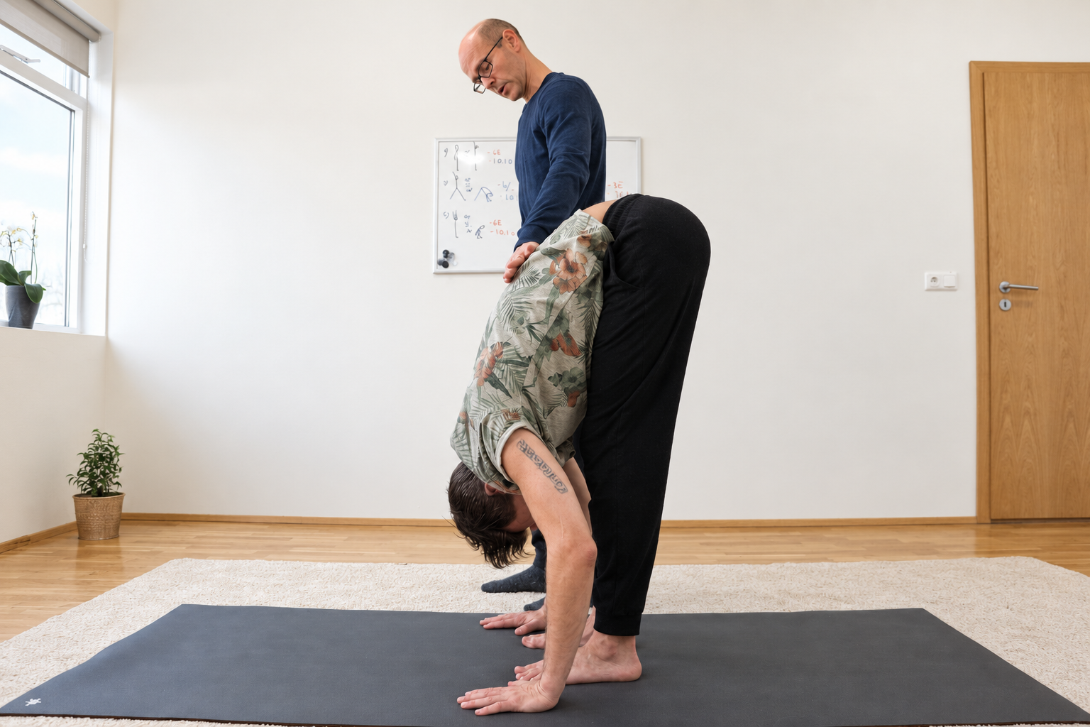 Gummi Pálmarsson leiðbeinir nemanda í Art of Yoga