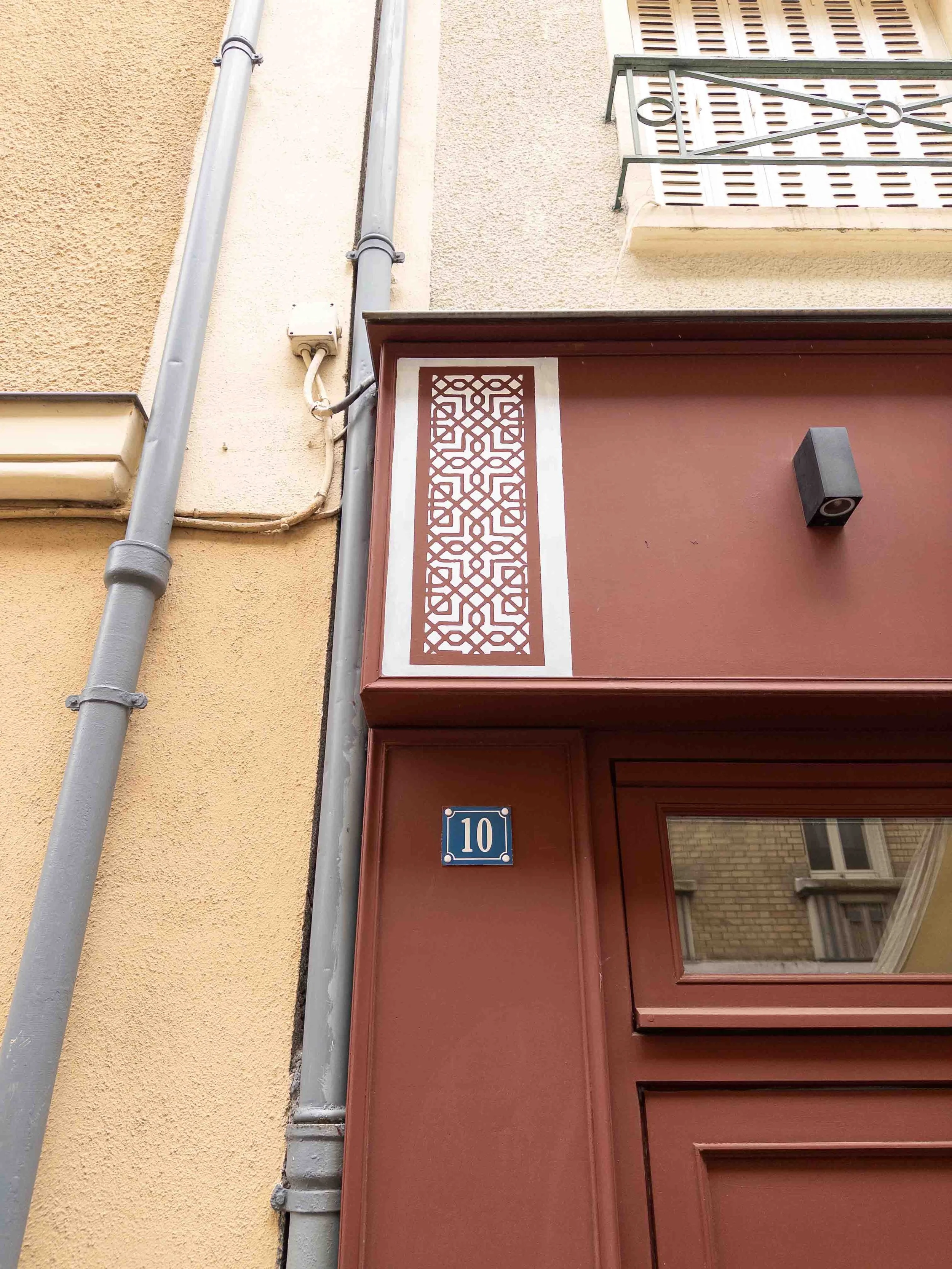 Design & peinture facade/storefront extérieur custom et sur mesure pour restaurant & salon de thé - Délice Darcom à Saint-Germain-en-Laye - pilier