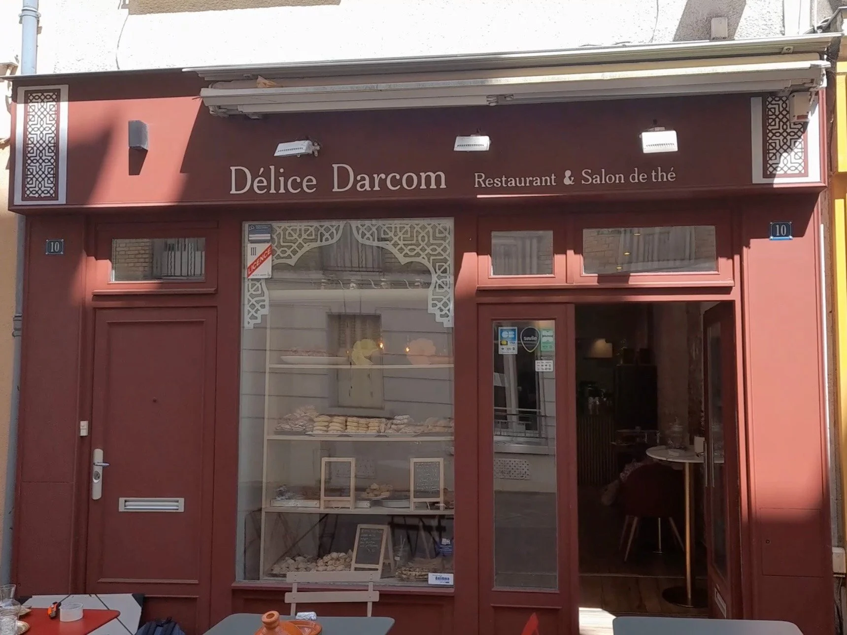 Design & peinture facade/storefront extérieur custom et sur mesure pour restaurant & salon de thé - Délice Darcom à Saint-Germain-en-Laye - vue ensemble