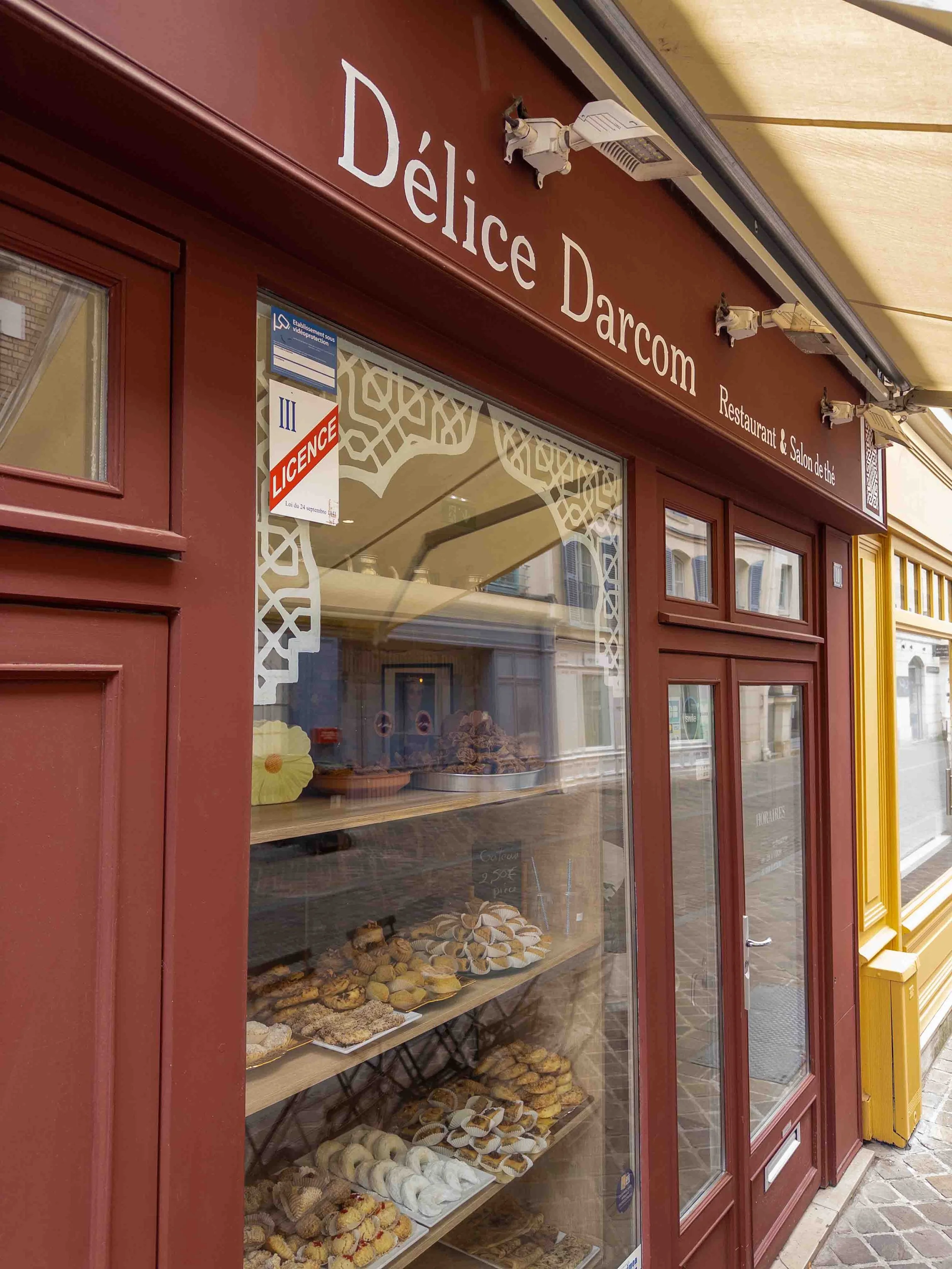 Design & peinture facade/storefront extérieur custom et sur mesure pour restaurant & salon de thé - Délice Darcom à Saint-Germain-en-Laye - vitrine & haut
