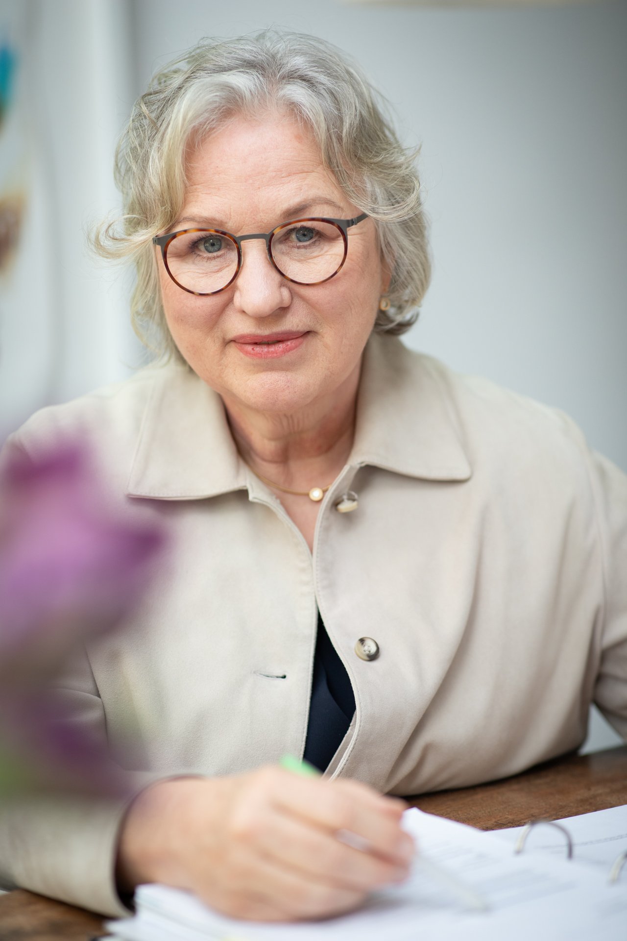Dr. med. Henrike Schwarz am Schreibtisch beim Schreiben, psychodynamische Business Coachin