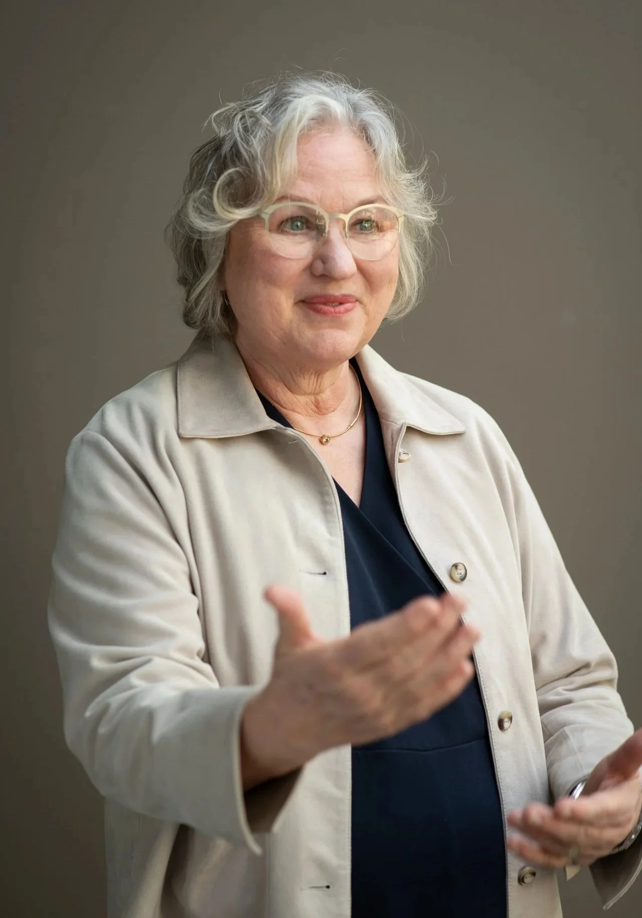 Dr. med. Henrike Schwarz im Gespräch, gestikulierend, psychodynamische Business Coachin