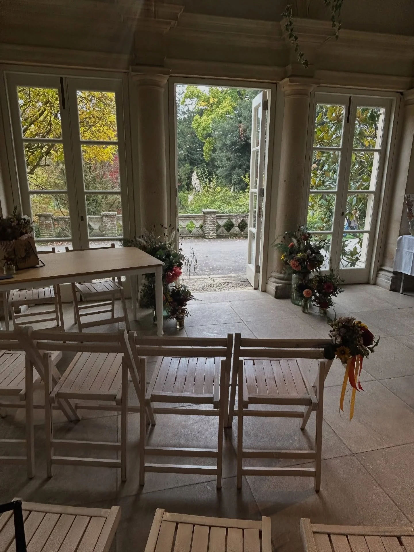 🍂✨ A beautiful autumn afternoon at the Temple of Minerva, Bath, the perfect setting for today&rsquo;s intimate wedding ceremony.

The Arcosanti String Duo filled the gardens with warmth and elegance, their music weaving gently through the golden lea