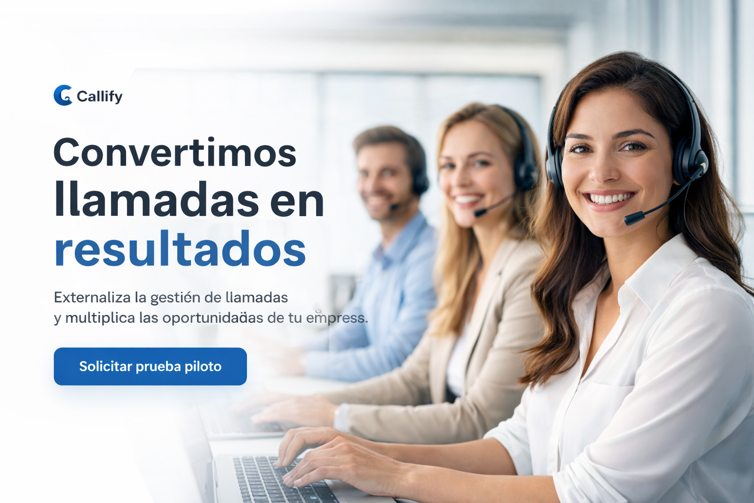 Grupo de agentes de atención al cliente con auriculares trabajando en oficina con ordenadores portátiles