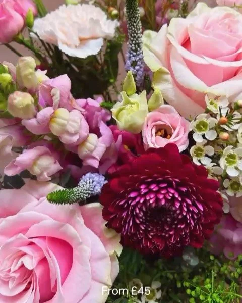 Mum
She&rsquo;s been there through it all! 
The big moments, the little ones, and every
&ldquo;just checking in&rdquo; text in between. 
So this year, skip the last-minute panic and surprise her with a bouquet that does the talking for you.

To celeb