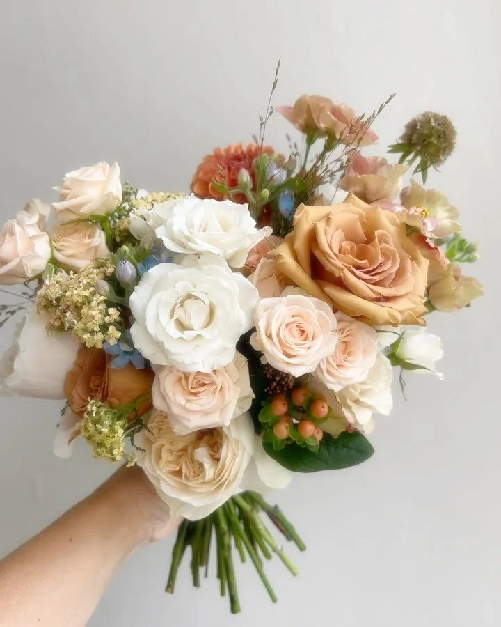 Nudes, cafe latte, burnt sugar, orange pops and a tiny hint of palest blue&hellip; this colour palette has been so popular this past year. 

It&rsquo;s also a great colour way anytime of year. 

This bouquet for Katie was created this autumn but I&rs