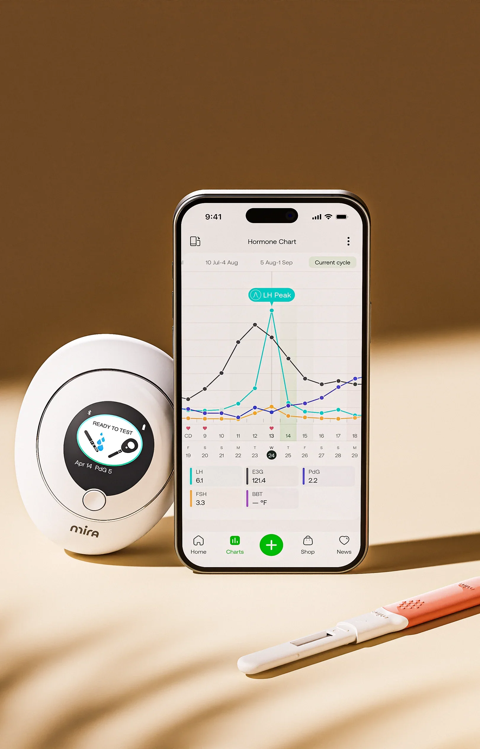 Skjerm av en mobiltelefon som viser en hormonkart, plassert foran en enhet for blodprøvetaking og en blodsukkermåler, på en lys bakgrunn.