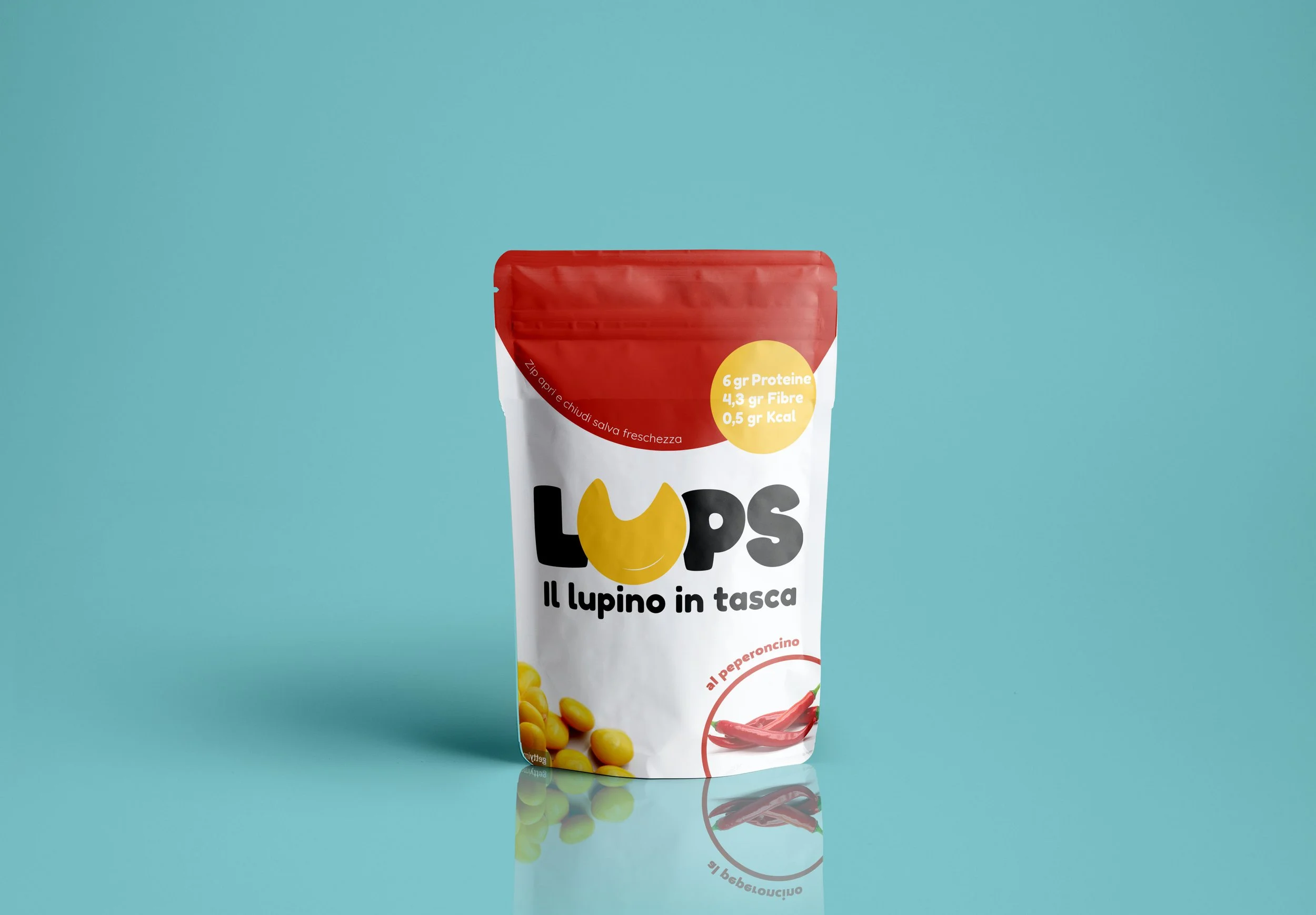 Front view of a white and red snack bag labeled "Il Lupino in tasca" with description of nutritional information, yellow beans, and a picture of red pepper on a light blue background.