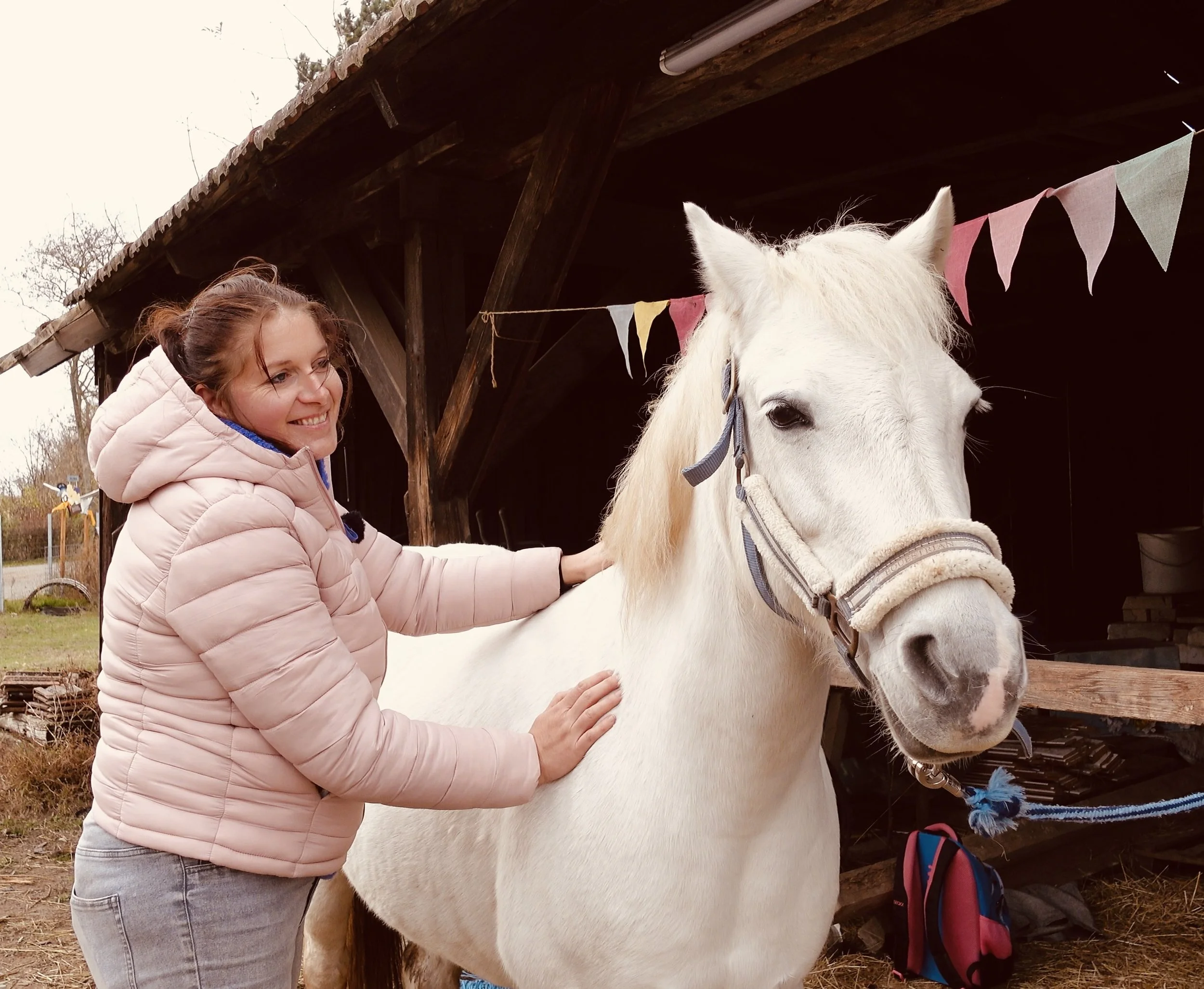 Nadja während der Befundung eines Ponies