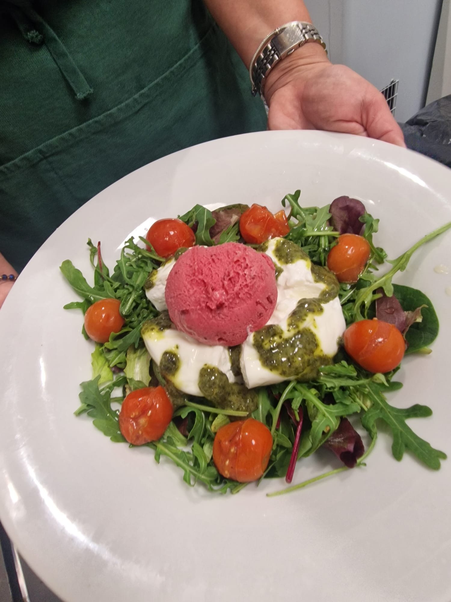 Burrata cremosa con tomate fresco en restaurante mediterráneo Akrasia en Benicàssim