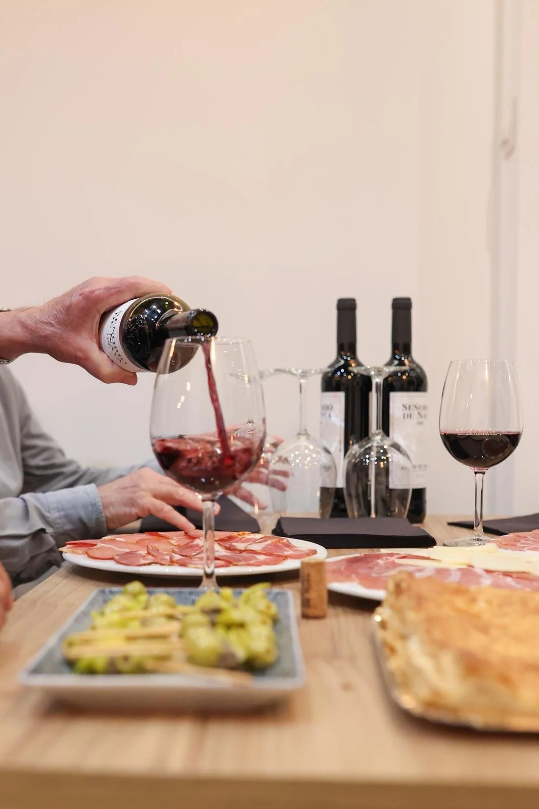 vino servido en restaurante mediterráneo en Benicàssim Akrasia