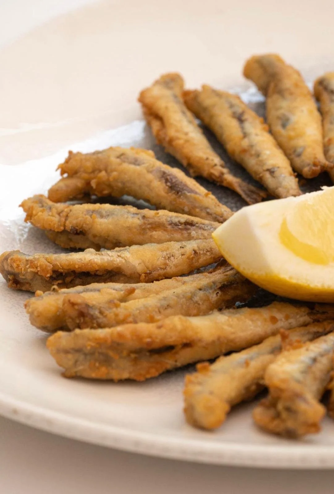Boquerones fritos, entrante servido en el Akrasia Restaurante en Benicassim