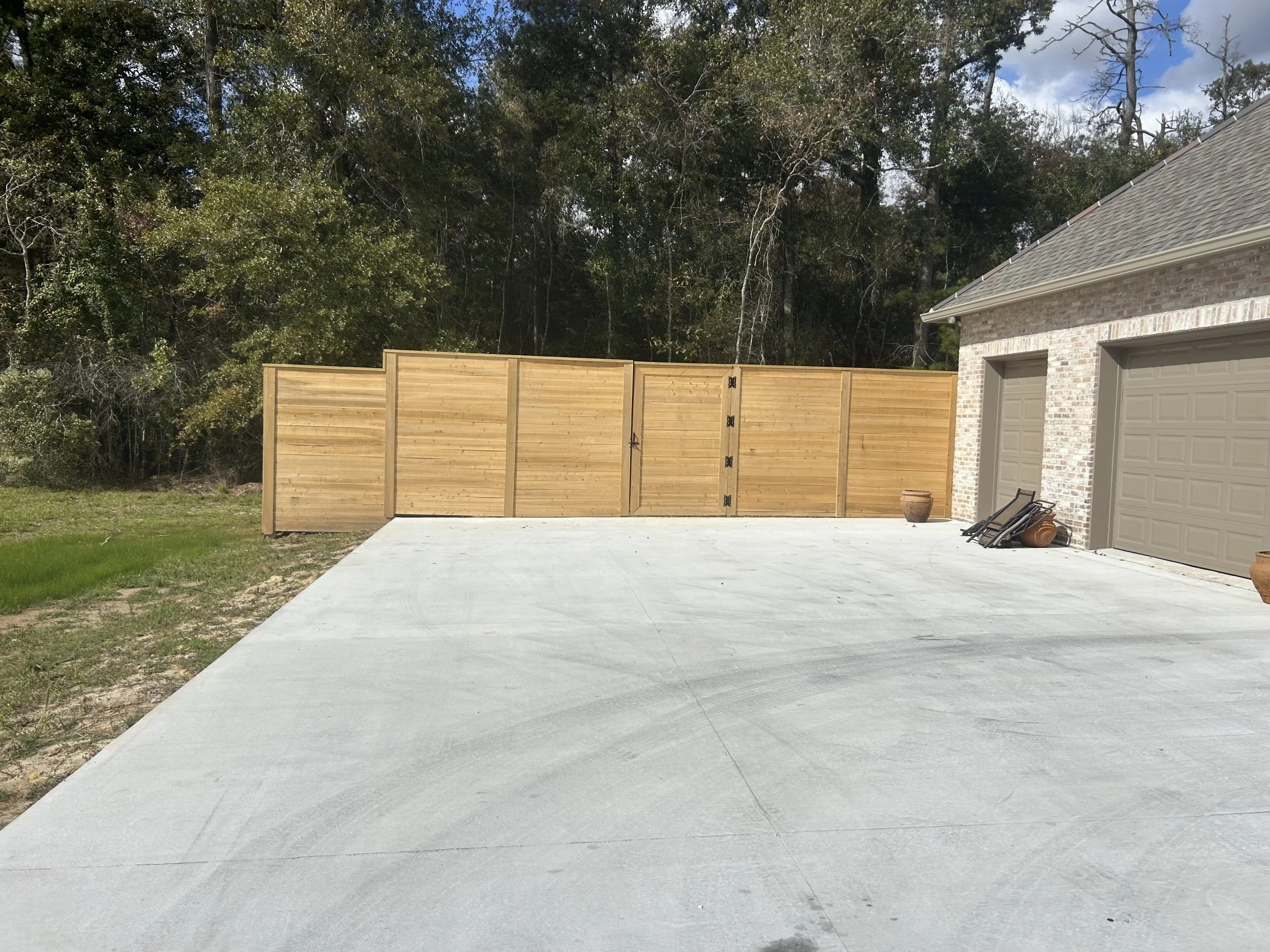 Horizontal wood fence built for backyard privacy in Baton Rouge LA