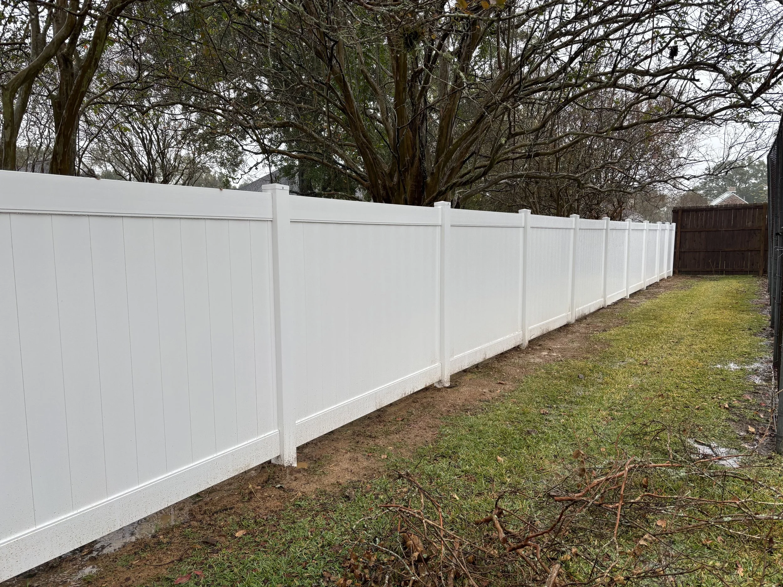  white vinyl privacy fence installed in Baton Rouge LA 