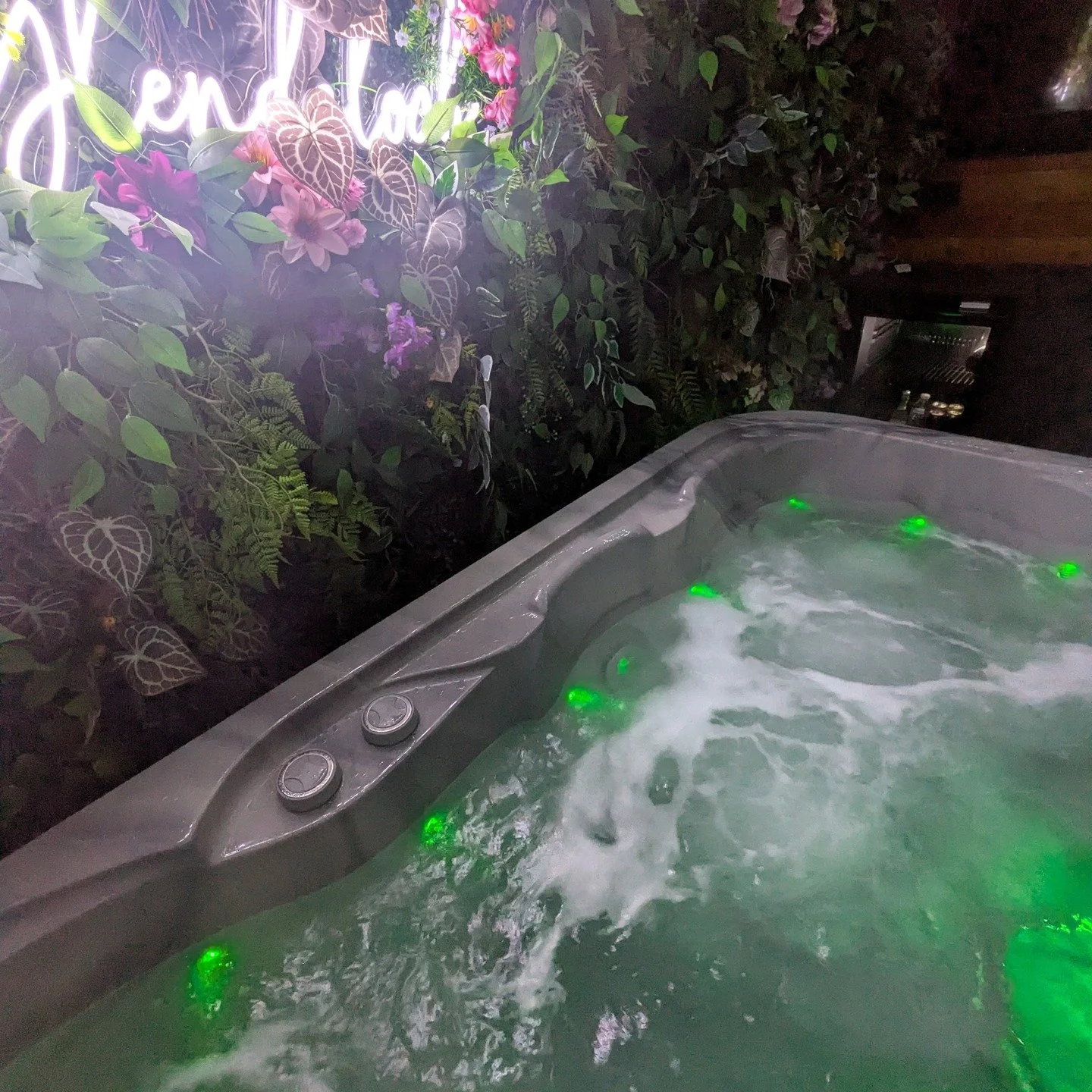 🔥 Sauna Review #1 &mdash; Belfast

This wasn&rsquo;t planned&hellip; and maybe that&rsquo;s why it was so good.

Hot tub under coloured lights.
Sauna heat wrapping around you.
Cooling down barefoot on the grass, looking up at the stars.

Simple. Nat