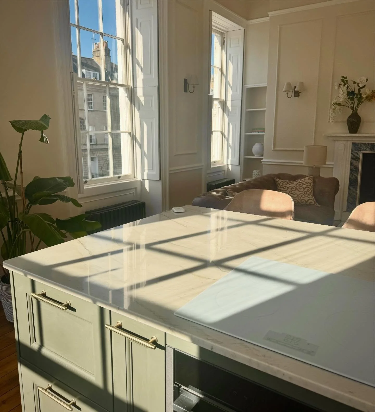 When the stone speaks for itself 🤩
I have a slight stone obsession and can gawp over these installations for hours. When we get these sunny days, the light and shadows from the Georgian sash windows are even more mesmerising. 
The architecture is th