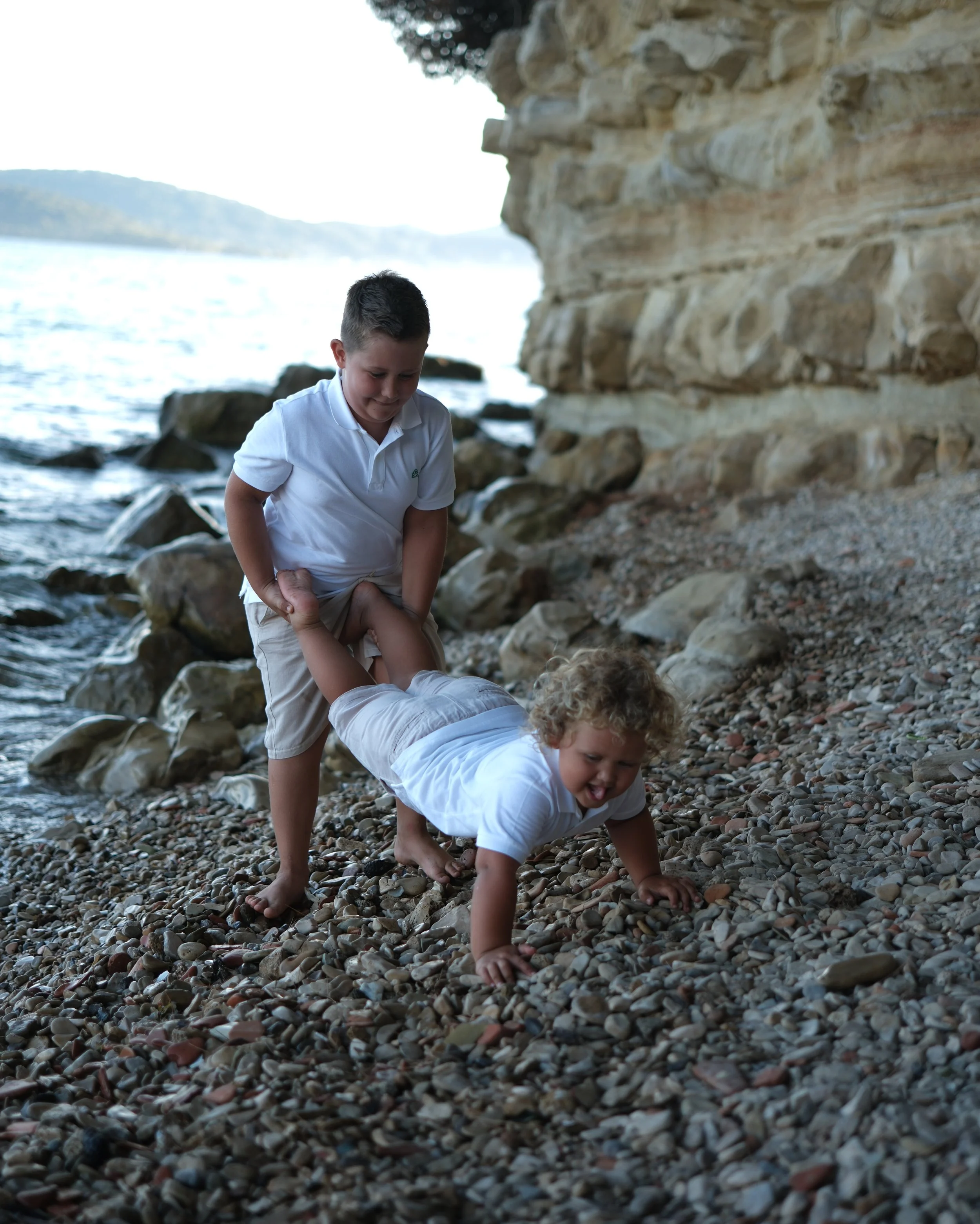 children playing on the beach during a family photoshoot in Zadar