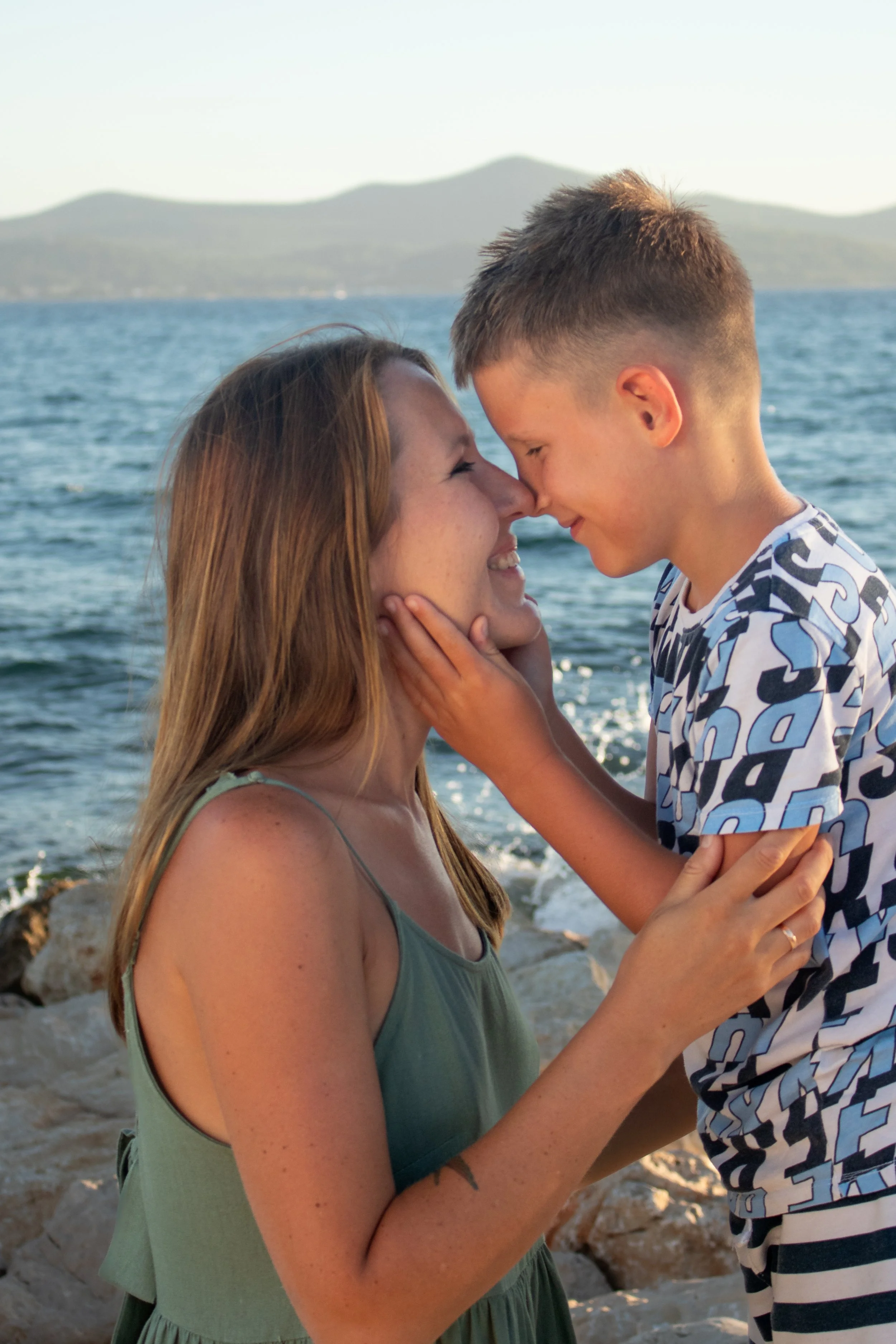 emotional moment between parents and child during family photoshooting Zadar